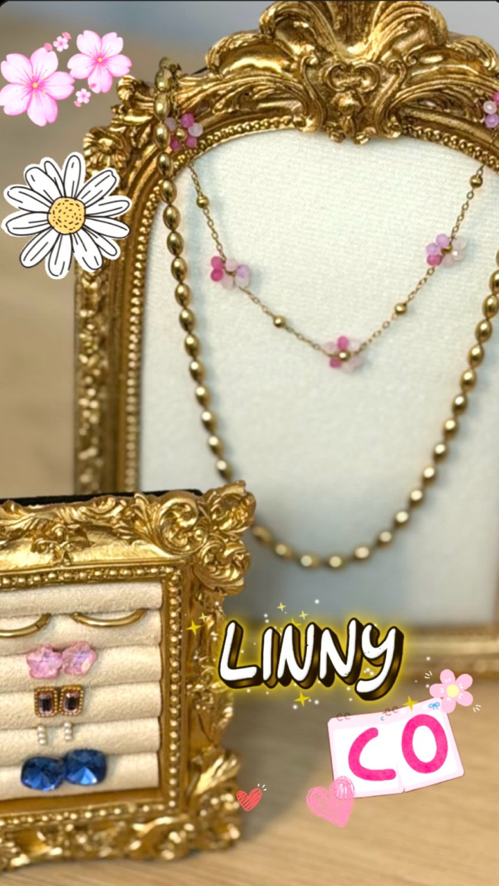 #ad @shoplinnyco 
Okay but seriously… you NEED to try Linny Co 🤍
Flat back earrings that are actually comfortable + hypoallergenic, waterproof pieces you can swim, , shower in or work out in, Say less.
Finally found jewelry that keeps up with everyday life AND still looks comfy cute ✨Shop Linny Co