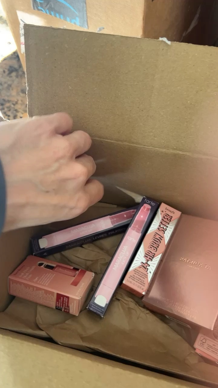 Stocking stuffers, lips, fall lips, dry lips, hostess gifts, gifts for her, Sephora haul, Sephora unboxing 

#LTKHoliday #LTKCyberWeek #LTKGiftGuide