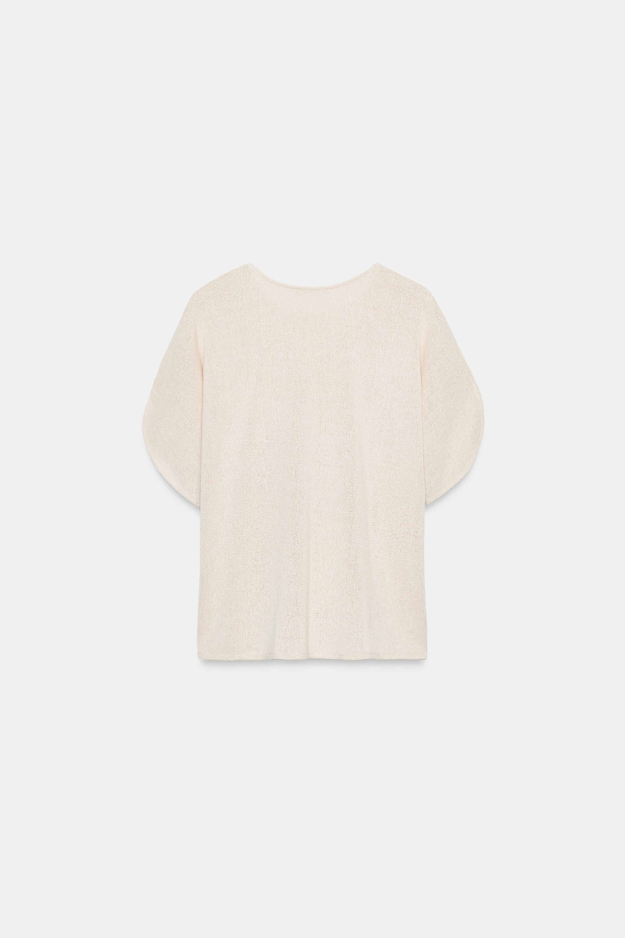 Top made of rustic fabric. Round neck and short sleeves. Straight hem. | Zara US