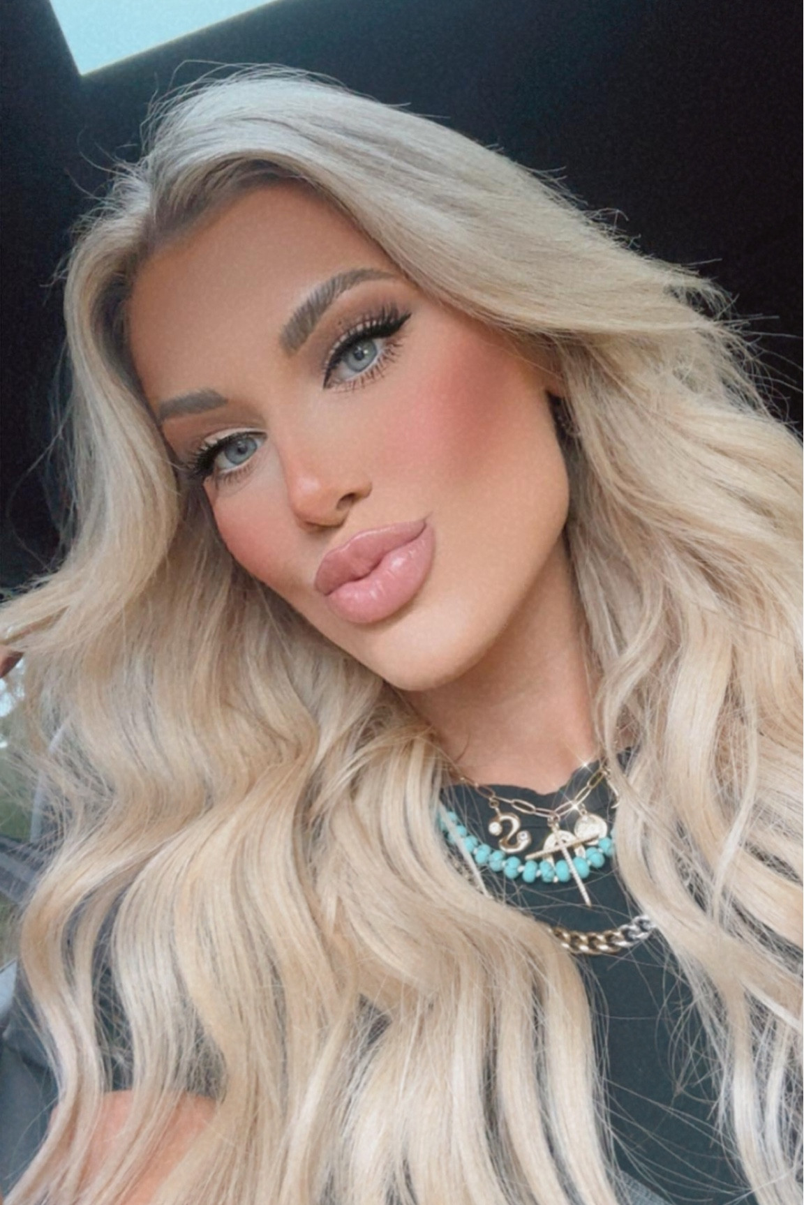 Go to Lip Combo💋💄

In this order..
1. Whirl lip liner
2. Bombshell Lipstick
3. Dab Crème D’Nude in the middle

Lip stick | Lip gloss | Lip liner | Lip Combo | Makeup | Makeup Favorites | GRWM | Makeup Routine

#LTKsalealert #LTKfindsunder50 #LTKbeauty