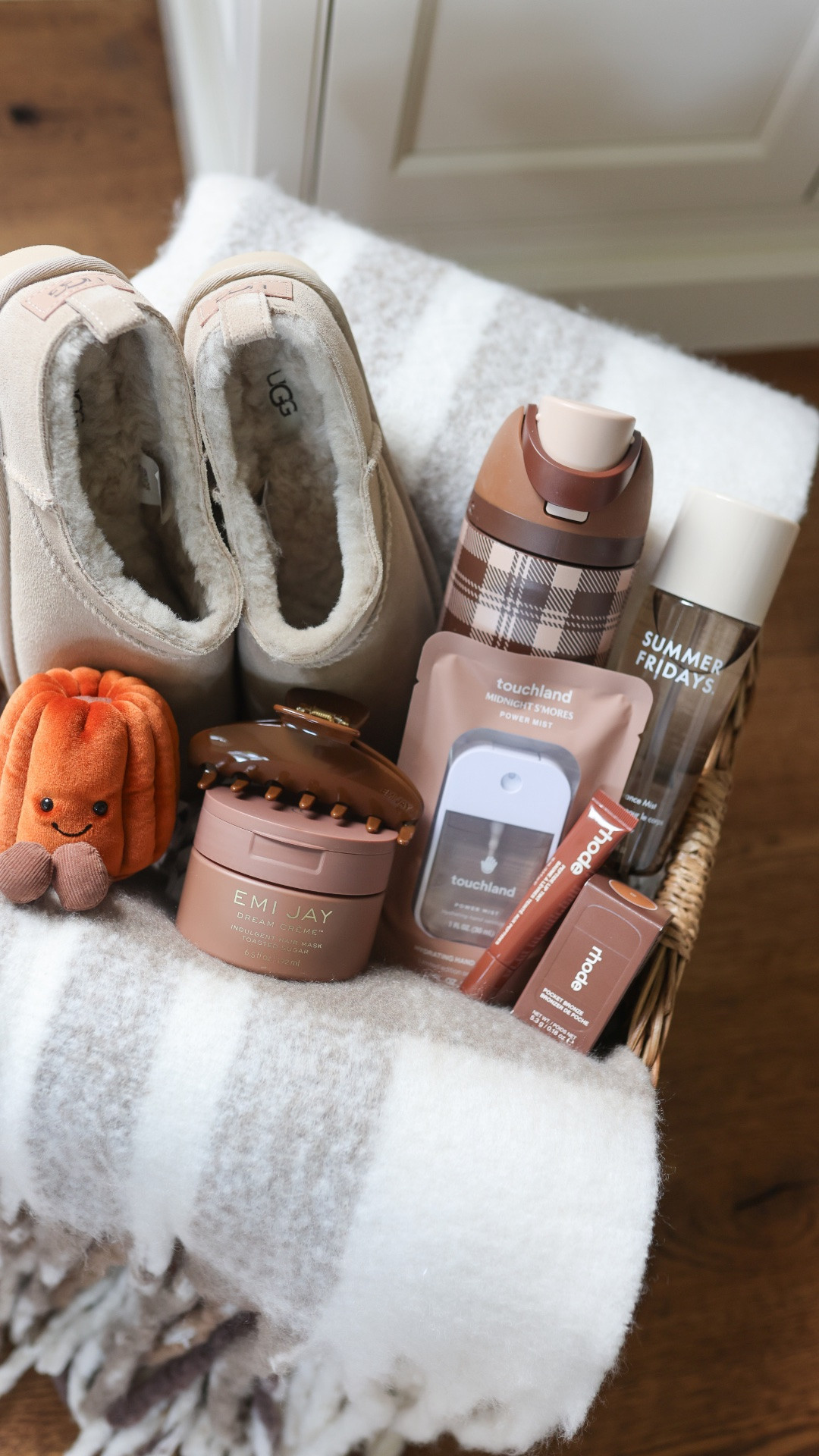 Build a boo basket with me 

Fall gift, gift ideas, boo basket ideas, fall favorites, fall owala, Ugg slippers, emi jay, touchland

#LTKHome #LTKSeasonal