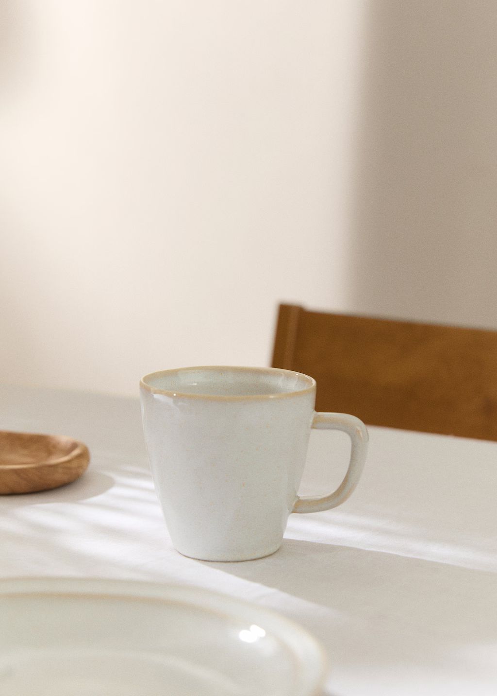 Tasse aus Steingut mit Rand im Antik-Look - Home | MANGO Deutschland | MANGO (DE)