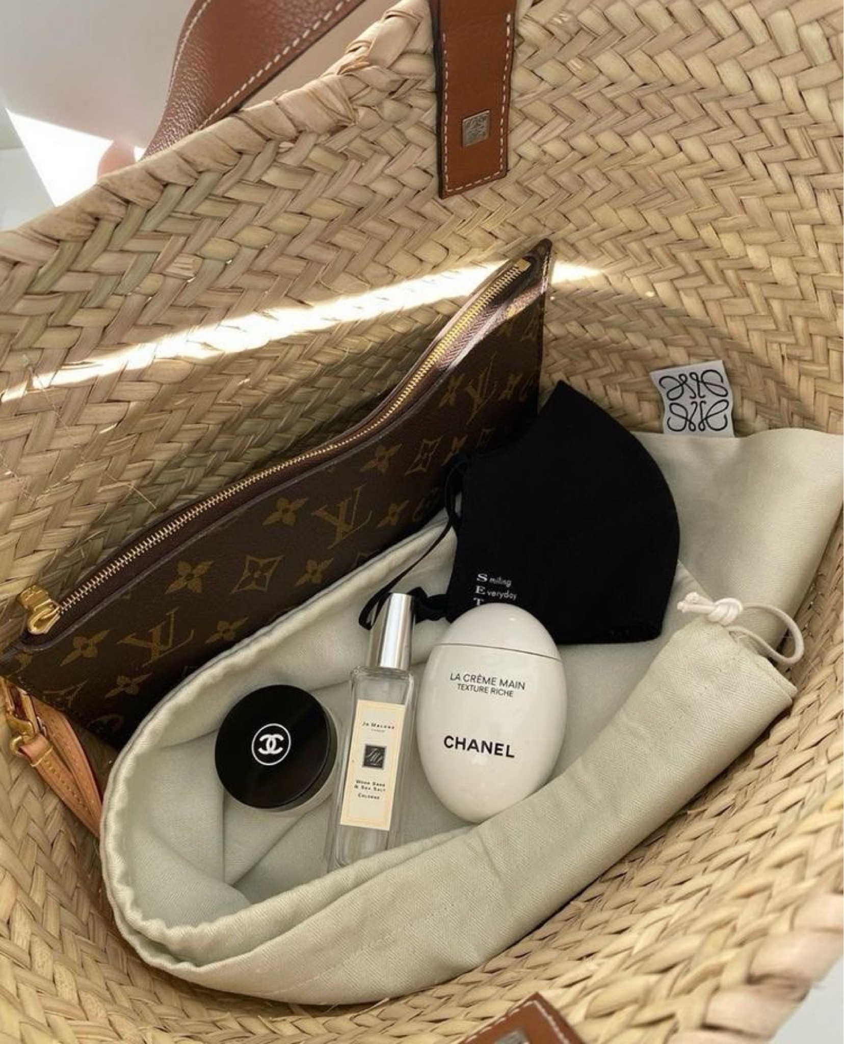 What’s in my bag? 

#LTKSummerSales #LTKItBag #LTKBeauty
