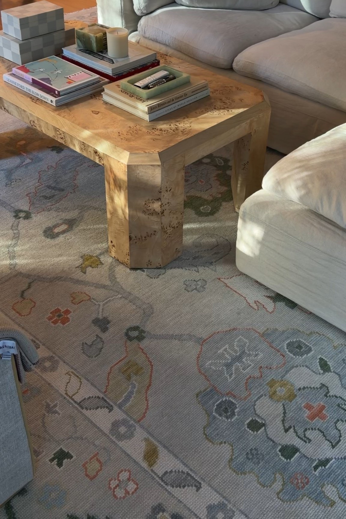 Coffee table & rug are linked! 