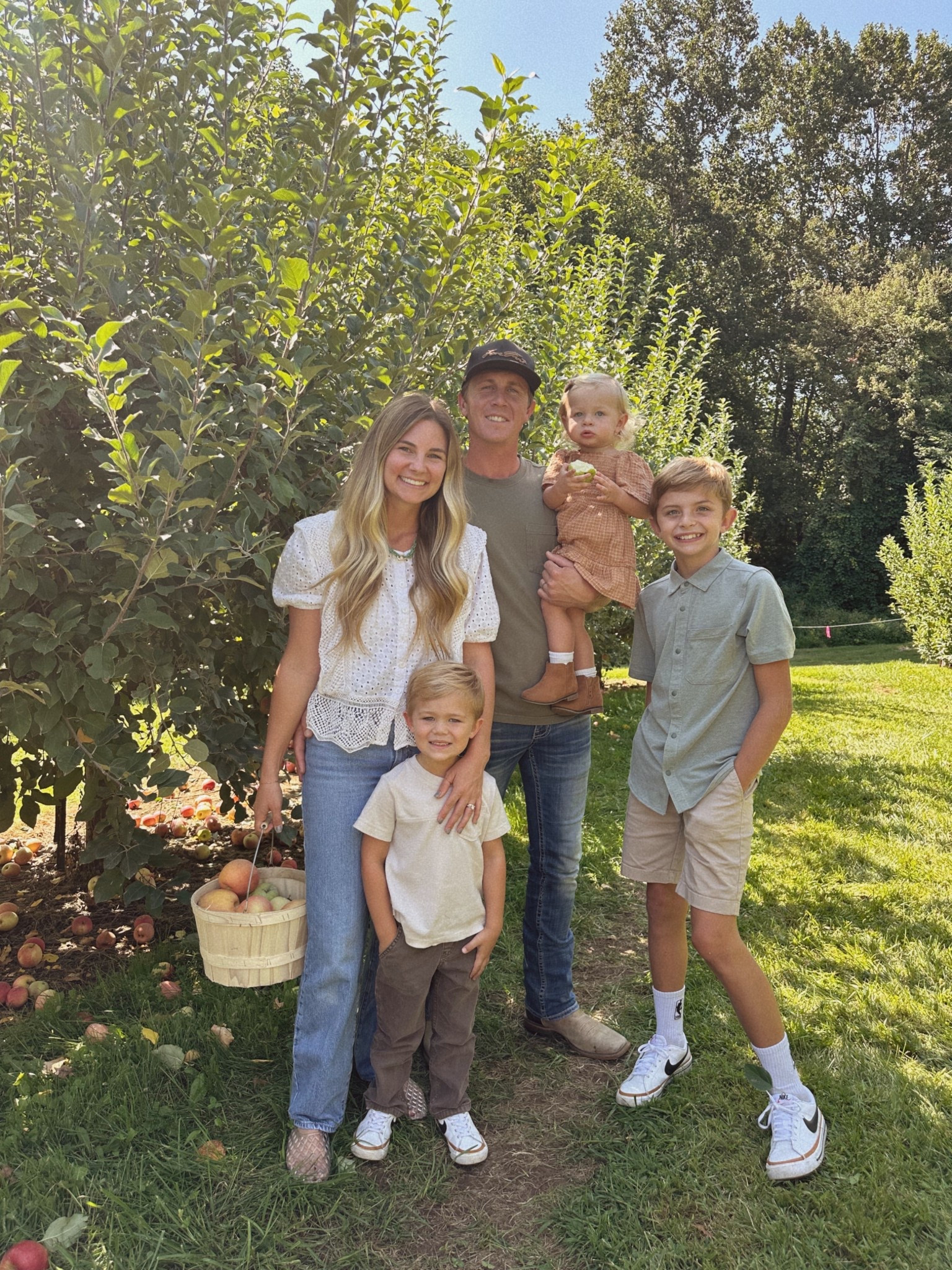 Apple picking! Fall family outfits🍏