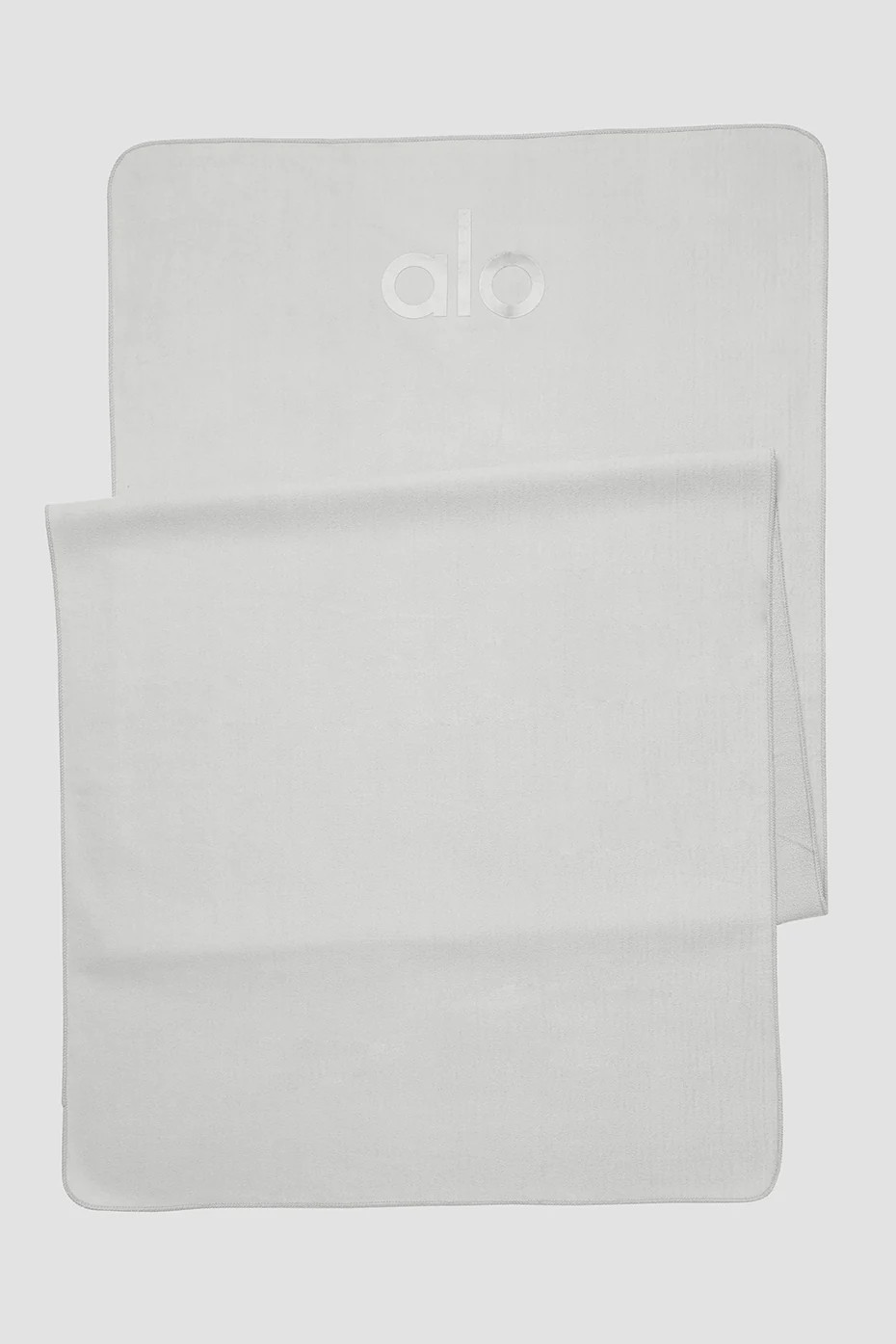 Grounded No-Slip Towel in Dove Grey | Alo YogaÅ½ | Alo Yoga (US)