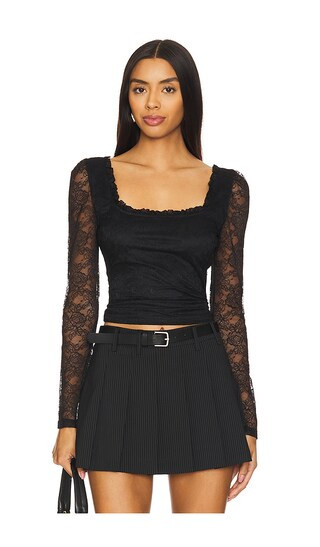 Favorite Micayla Top in Black

              
    
        
        
            Favorite Button | Revolve Clothing (Global)