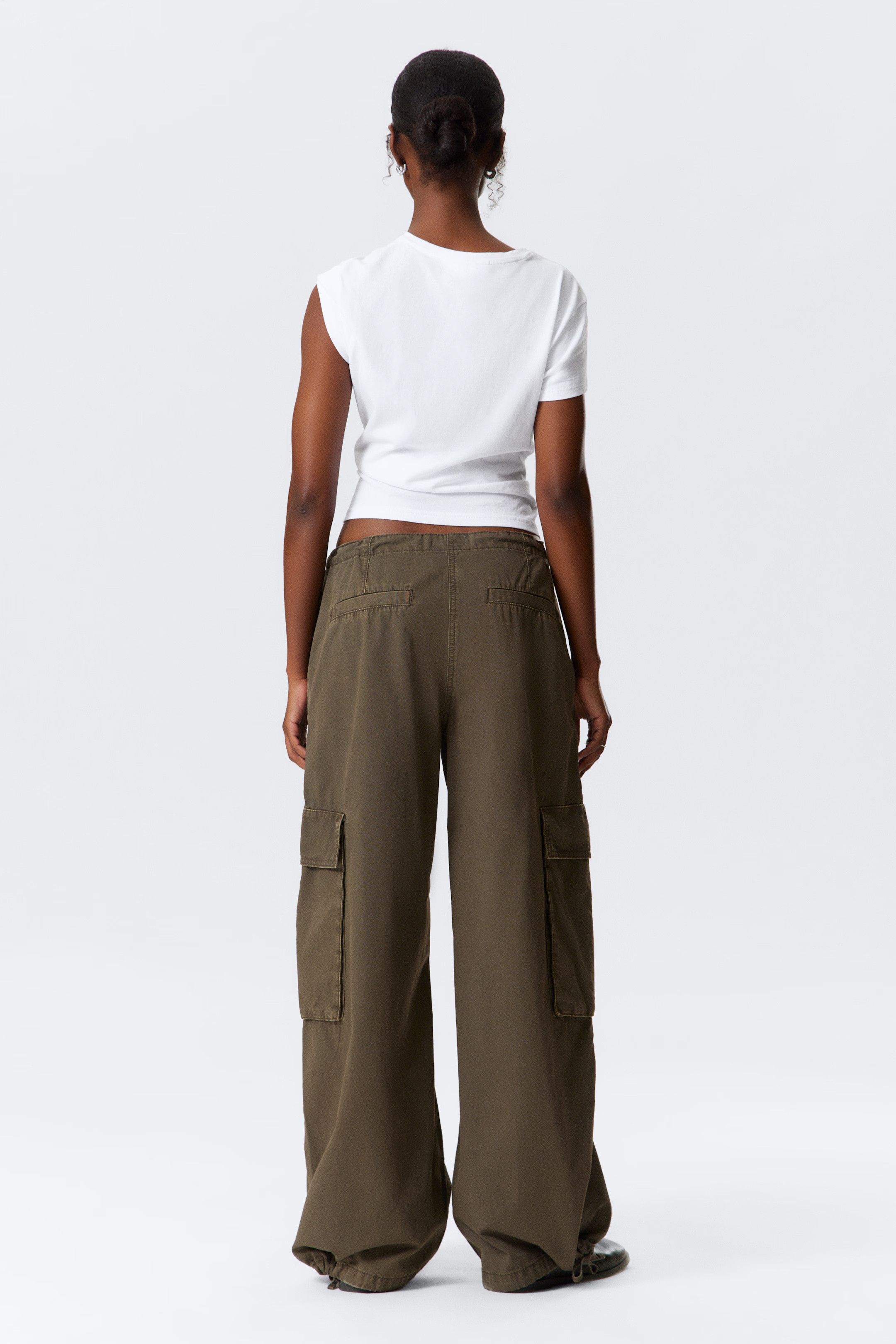 Low Rise Wide Leg Cargo Trousers - Dark Khaki - Ladies | H&M GB | H&M (UK, MY, IN, SG, PH, TW, HK)