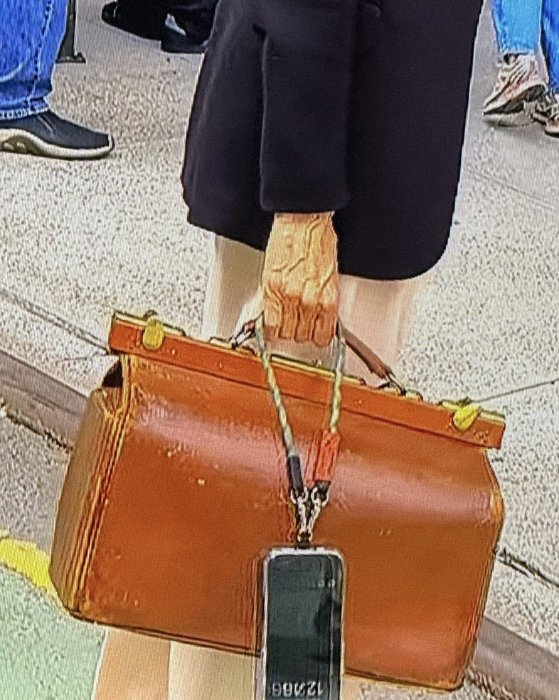 NYFW best handbag for its uniqueness and rarity🙌🏻This is the epitome of signature style! #handmadehandbag #handmade #fashionweek #signaturestyle #capsule #doctorsbag #leather #handbag #logofree #style #ootd #botd #travelbag #makeupbag #louisvuitton #prada #botega #bottega #miumiu #celine #attavanti #polus