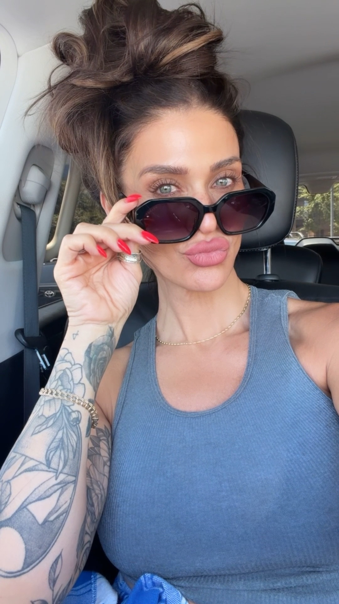 The black Nina’s from @Velvet Eyewear are sooo perfect. 
Code : sarahs15 for 15 percent off 

Sunglasses
Women’s sunglasses
Beach outfit
Mascara
Brown mascara
Velvet sunglasses