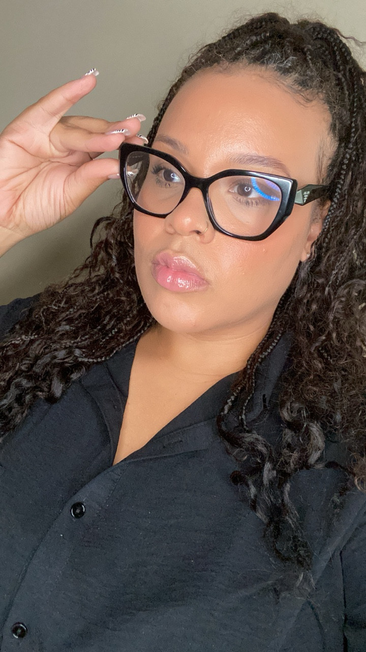 A rare siting of me wearing makeup to work i like to keep it simple. The right skin tint goes a long way 🥰❤️

#rvamua #richmondmakeupartist #workmakeup #makeupclasses #makeupforglasses