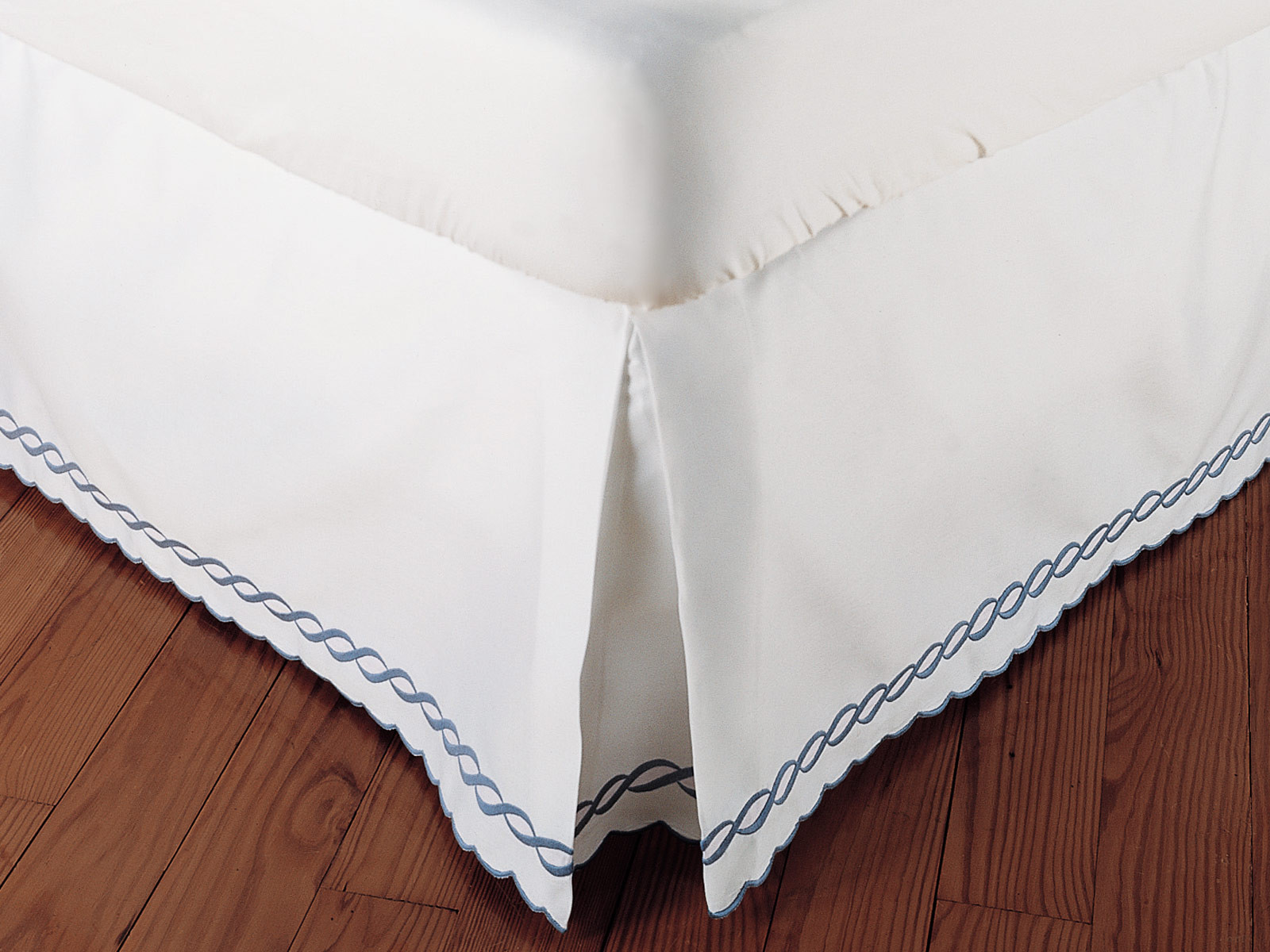 Sienne Scallops Dust Ruffles - Luxury Bedding - Italian Bed Linens - Schweitzer Linen | Schweitzer Linen