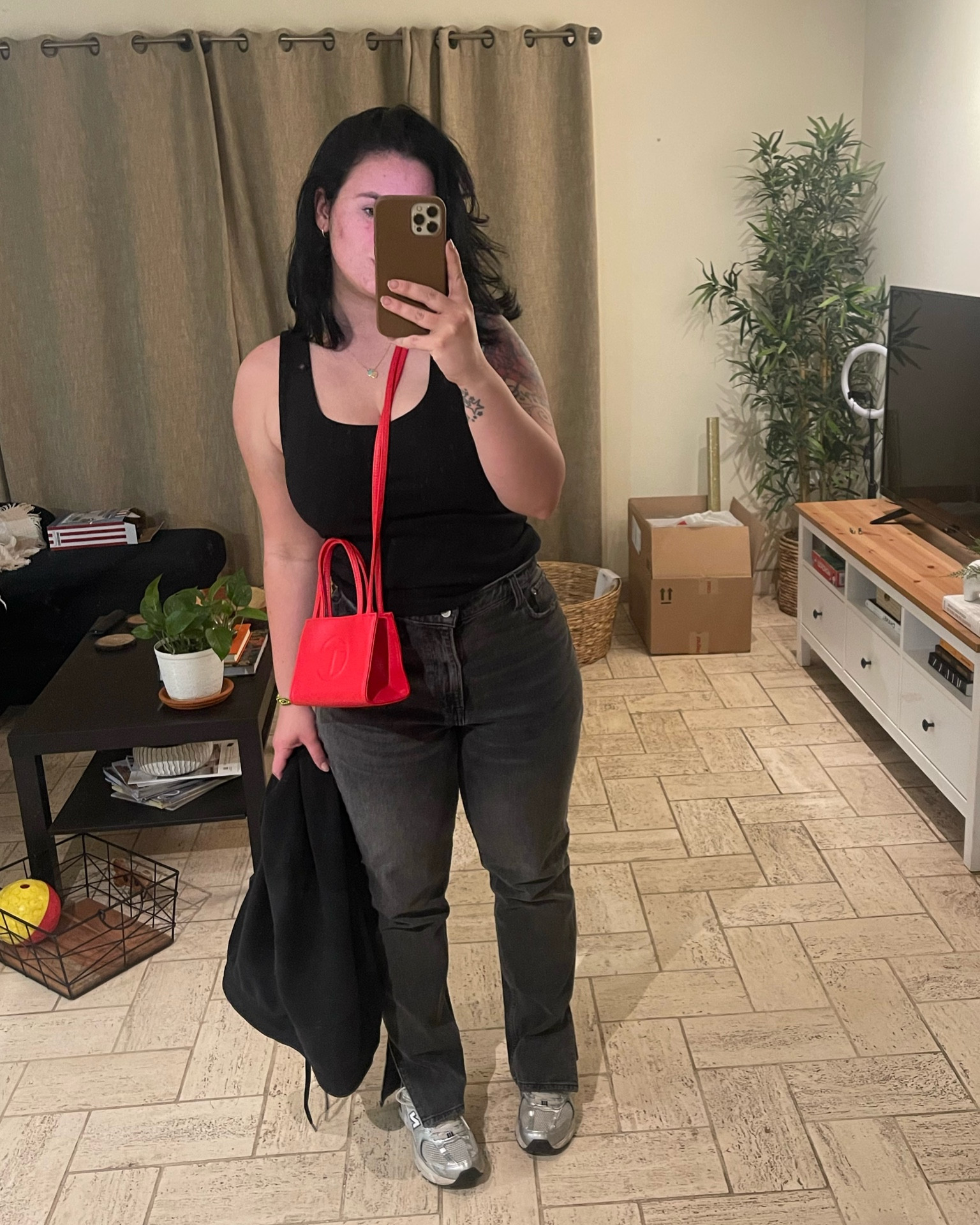 Tank top size L
Jeans size 29
Bag size small 