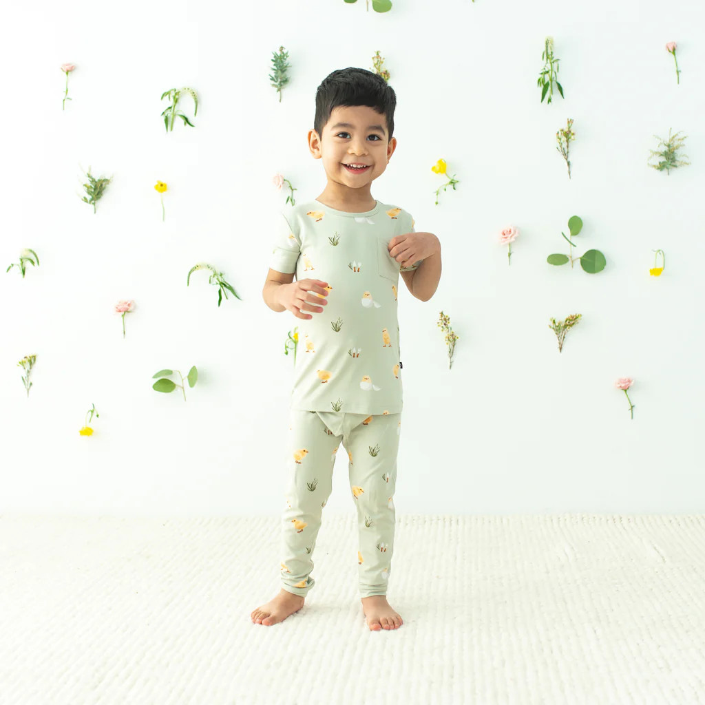 Short Sleeve with Pants Pajamas in Aloe Chick | Kyte BABY