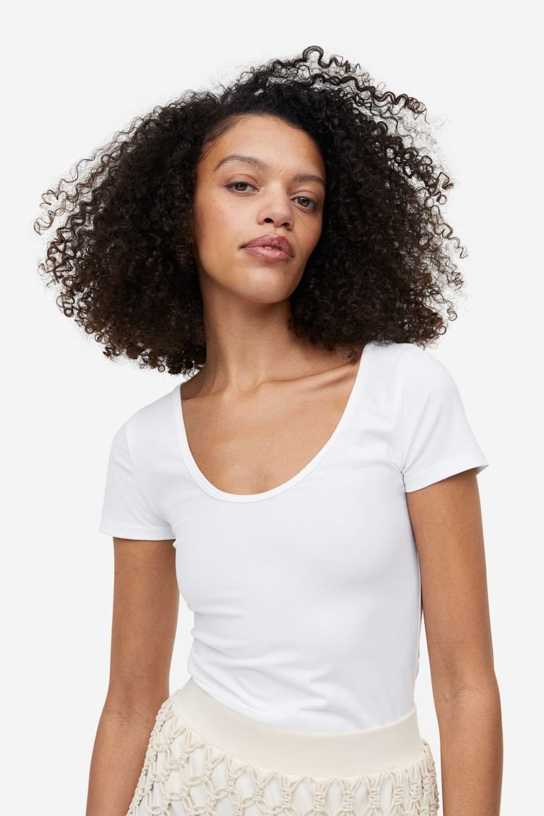 Figurbetontes T-Shirt | H&M (DE, AT, CH, DK, NL, NO, FI)