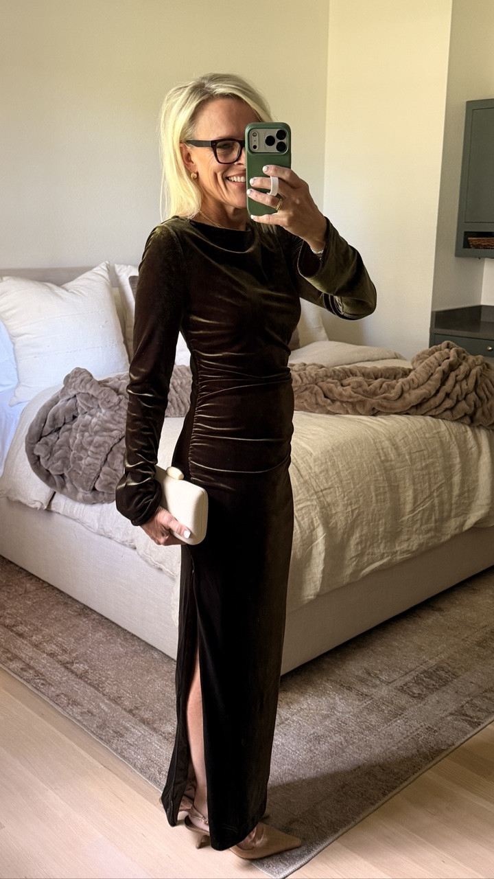 @Anthropologie is a great resource for fall dresses. Think holiday, church, wedding guest etc 

I wore this dress for holiday parties last year and got so many compliments on itt. They brought it back this year!!!! 👏🏼
Fit tts. Wearing small

Comes in several colors