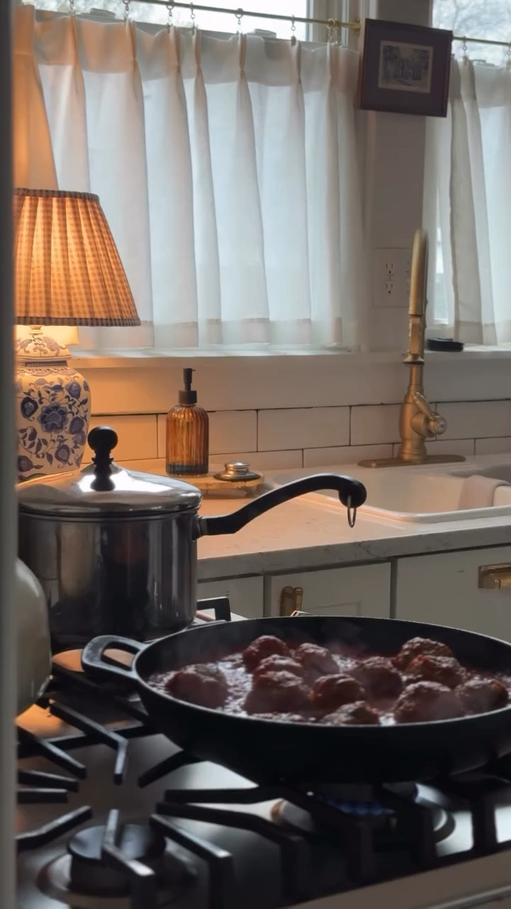 My whole family LOVED these Whole30-approved meatballs… and honestly, I think they may be going into our regular dinner rotation 😍 They were flavorful, easy to make, and even my kids ate them without complaining (which feels like a small miracle 🤪).

If you’re doing Whole30 or just looking for a healthier dinner that still feels cozy and comforting, save this recipe for later!

• 1 lb grass-fed ground beef
• 1/2 lb ground pork (or use all beef)
• 1 large egg
• 3 tbsp almond flour
• 3/4 tsp sea salt
• 1/4 tsp black pepper
• 1 tsp onion powder or 1/2 small onion, minced
• 3/4 tsp garlic powder or 3 cloves garlic, minced
• 2 tsp Italian seasoning
• Pinch of crushed red pepper
• 1 tbsp minced fresh parsley or basil (optional)
• 1 tbsp olive oil or avocado oil
• 24–32 oz Whole30-compliant marinara sauce (I used Rao’s)

Directions:
Mix together the beef, pork, egg, almond flour, and seasonings. Roll into meatballs. Heat oil in a skillet and brown the meatballs on all sides. Add marinara sauce, cover, and let simmer until cooked through, about 20–25 minutes.

We served ours over roasted veggies and they were SO good 🤍 Save this post so you have an easy Whole30 dinner ready for a busy weeknight!

*Recipe Credit: @paleorunningmomma 

-

#Whole30Dinner #HealthyFamilyMeals #Whole30Recipes #EasyWeeknightDinner #FamilyFriendlyMeals