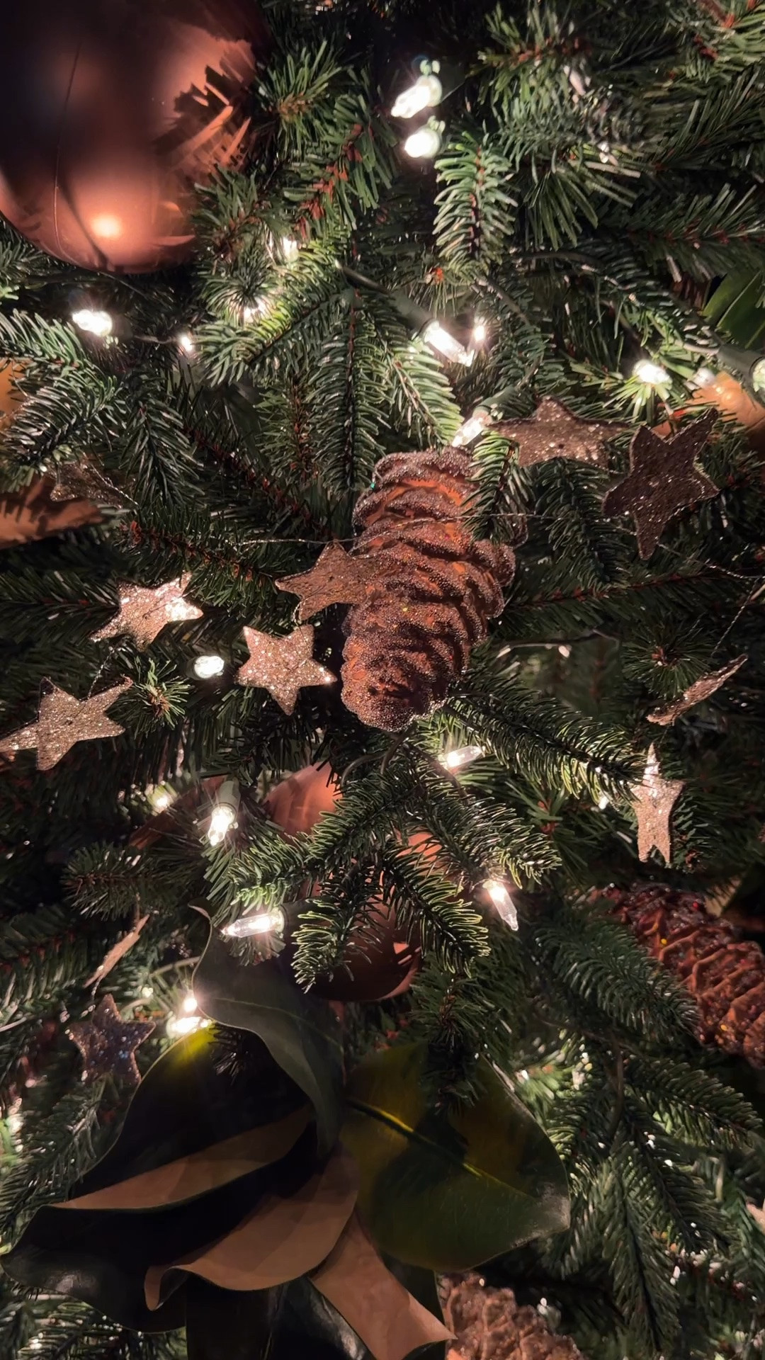 #ad the most beautiful real touch tree with warm white lights from @wayfair 😍 don’t worry, it’s a fall tree so I added sprays of magnolia, my favorite glitter star garland, and cozy ornaments to give it that fall feel. #wayfairpartner #wayfair