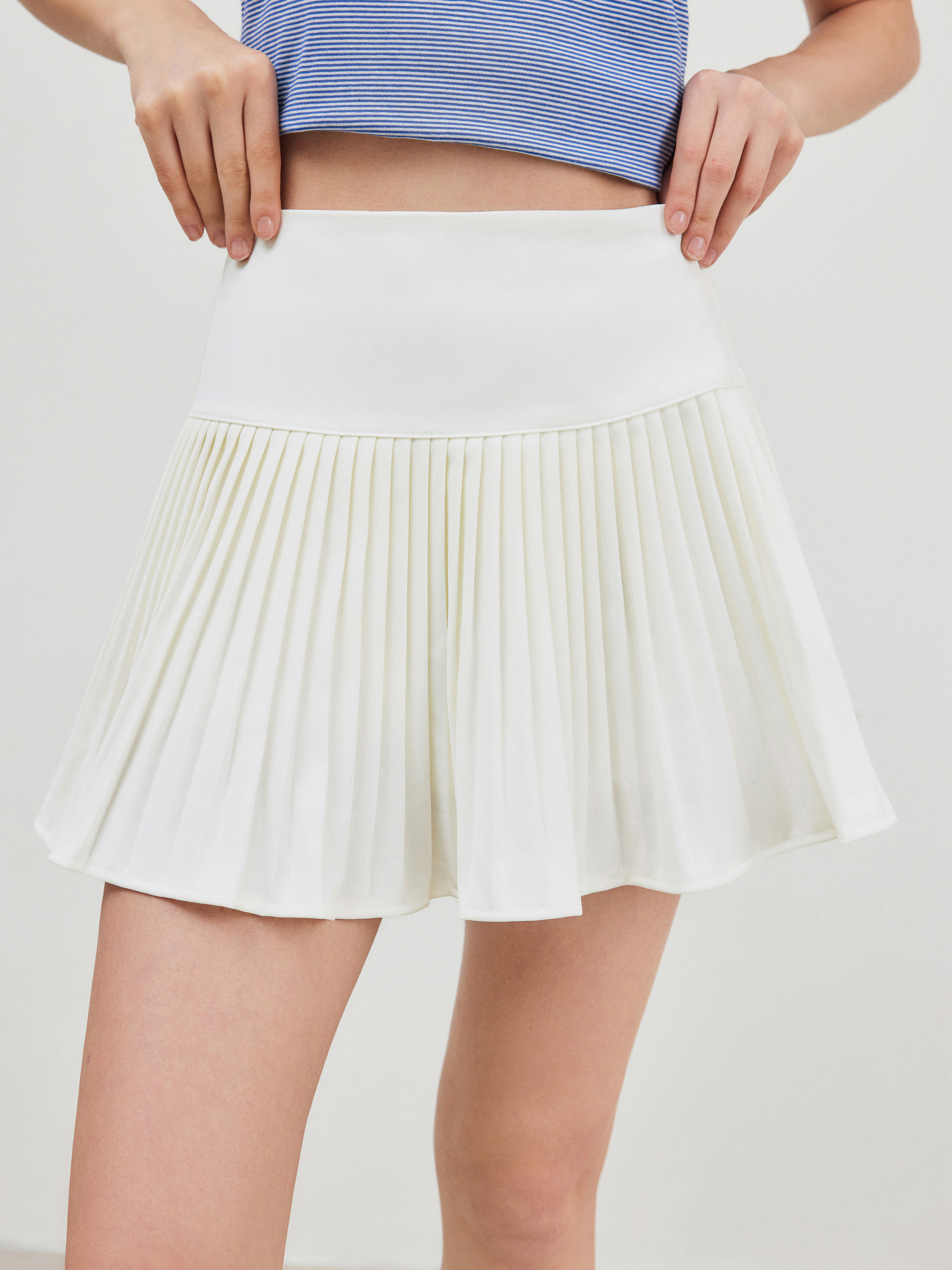 Preppy Woven Mid Rise Solid Pleated Mini Skirt For Date | Cider