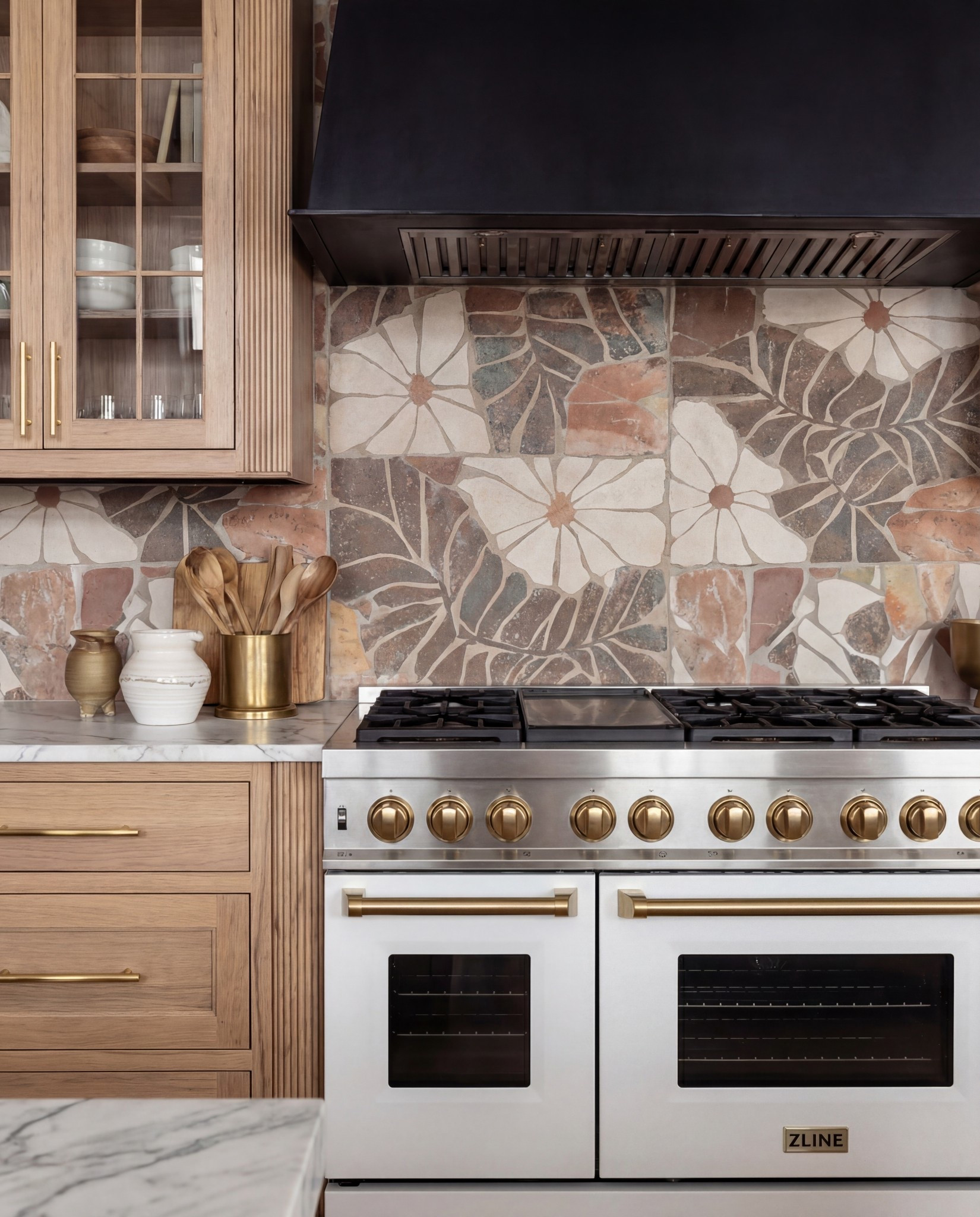 Shop the Look:
• Natural oak cabinetry (with fluted island detail)
• White + brass sculptural pendant lights
• White gas range with brass trim
• Warm floral tile backsplash
• Boucle + brass bar stools
• Marble countertops (soft veining)
• Brass kitchen hardware
• Ceramic vases + stone serveware
• Neutral vintage runner
• Gold tray + candle holders
• Oak beams (warm rustic contrast)

#LTKSaleAlert #LTKHome #LTKFindsUnder100