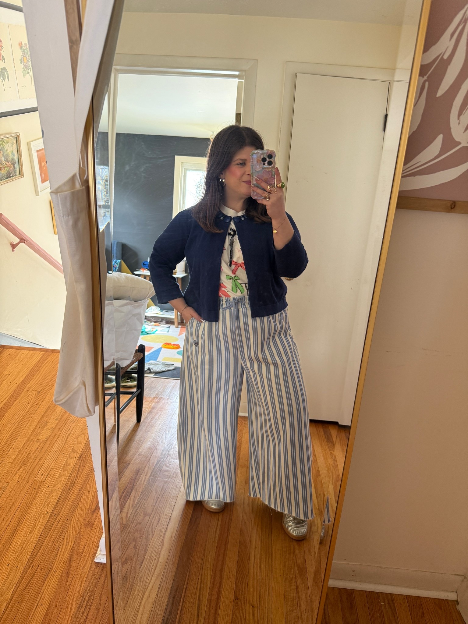 Barrel pants and a bow graphic tee



#LTKSeasonal #LTKPetite #LTKootd