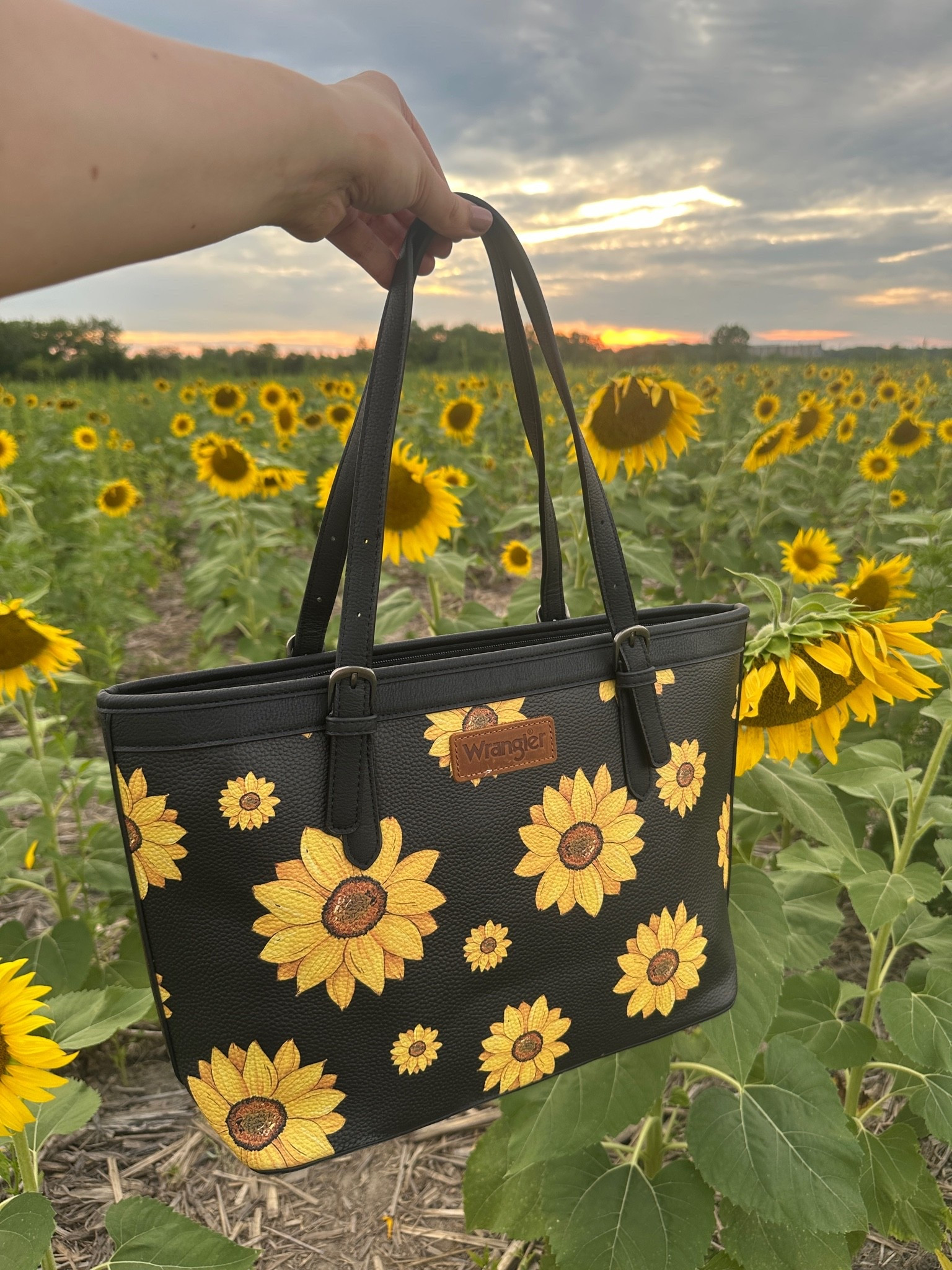 Wrangler sunflower tote bag 🤩💛🌞🌻#sunflower

#LTKootd #LTKmomlife