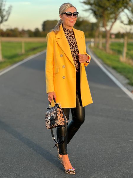 🐆Mein Outfit ist verlinkt in der LTK -Shopping-App /-LINK in der BIO und in meiner Story. 
⤵️
Follow my shop @marti_7447 on the @shop.LTK app to shop this post and get my exclusive app-only content! #liketkit #LTKstyletip
.
.
👠𝗦𝗰𝗵𝘂𝗵𝗰𝗹𝗶𝗽𝘀👠 von @maximondaen sind in meiner Story für euch verlinkt 👠
.
.
.
.
.
.
.
.
.
#yellowcoat #coat #yellowaesthetic #yellow #gelbermantel #coatstyle #turtleneck #leatherpants #leathertrousers #blackpants #blacktrousers #leoprint #leopardprintheels with #shoeclips by #maximondaen #leopardprint #streetstyledeluxe #outfitideas4you #dressycasual #styletipsforwomen  #modetrends #womanwithstyle #womenswear #femininestyle #elegantstyle #modafeminina #fashionable40s #40plusfashion
.
.
.
.
✨🤎Armbänder @magiclaze - 20% mit „marti20“ 🍂
.
.
.
.
𝒲𝑒𝓇𝒷𝓊𝓃𝑔 𝒜𝒹.*

#LTKshoecrush #LTKitbag #LTKstyletip