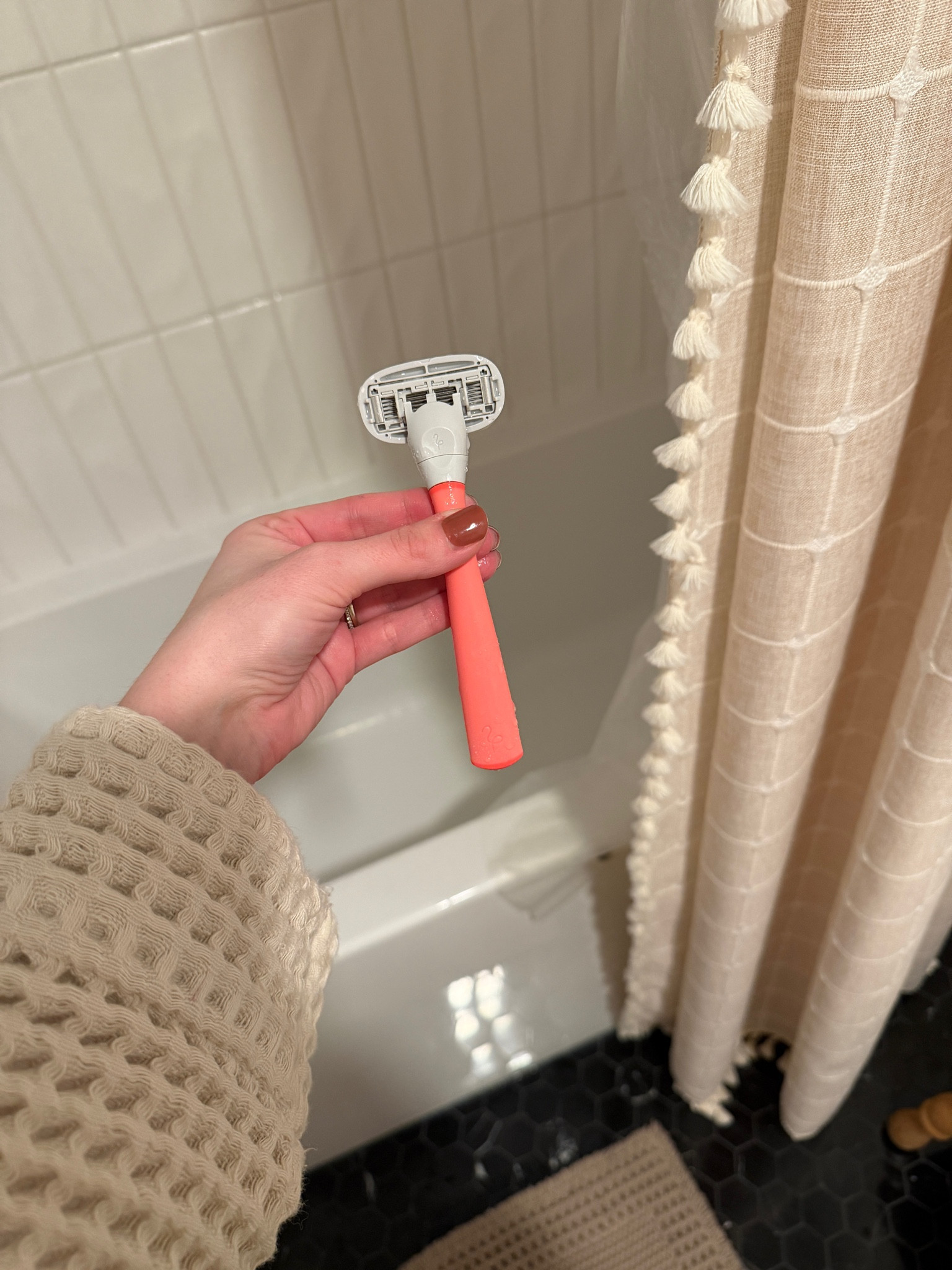 Fresh and clean feeling in the bathroom with my aloe shea butter strip shaving razor! A must have for sensitive legs/arm pits! 

#Amazonfinds
#FlamingoWomensRazor
