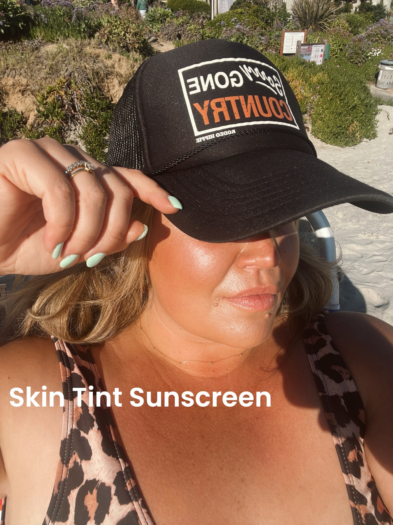 Get the glowiest face at the beach while protecting it! 