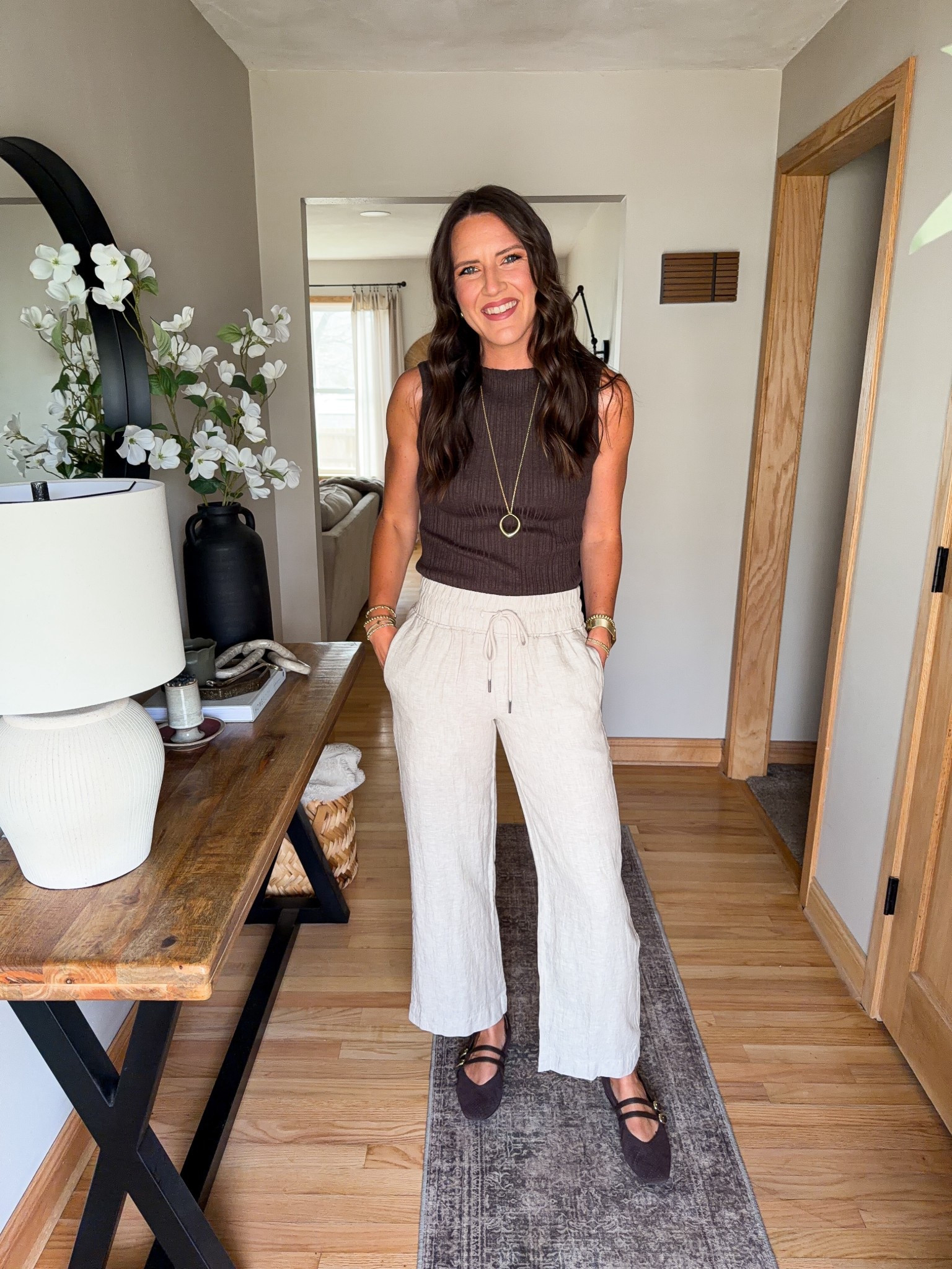 Another fabulous look from @onequince that’s incredibly flattering and classy. I’ve been on the hunt for the perfect linen pants and I think I just found them! They offer length options as well. 👌🏻 #quincepartner 
