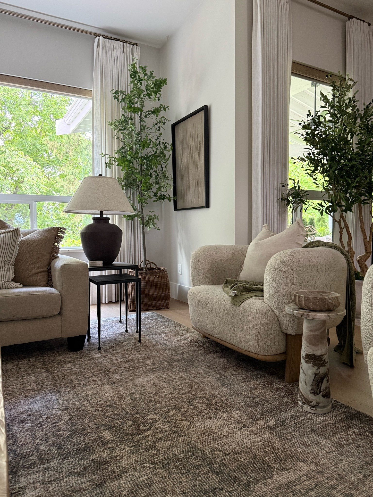 Neutral but keeping things interesting 🤍🤎
Marble accent table adds a touch of luxe charm!