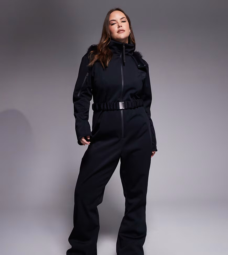 ASOS 4505 Curve – Ski – Skianzug aus Softshell in Schwarz mit schmalem, ausgestelltem Bein, Gürtel und Kapuze mit Kunstpelzbesatz | ASOS (Global)