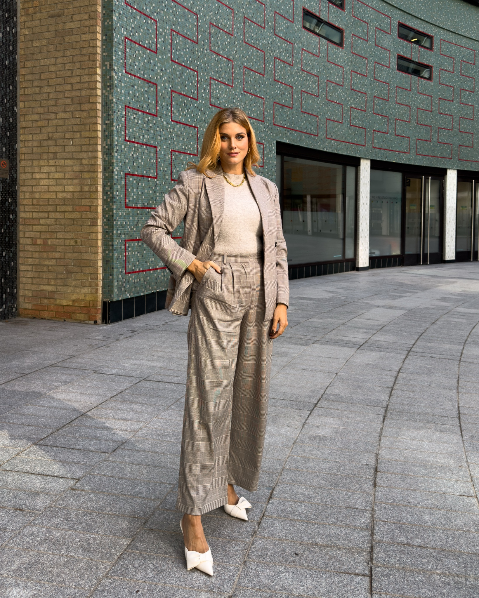 Really feeling the powersuit vibes for autumn, I absolutely love this grey double breasted tailored jacket and trousers from French Connection! The grey mock neck top is French connection too!

The shoes are Daniel Footwear and the jewellery is Talis Chains ❤️
