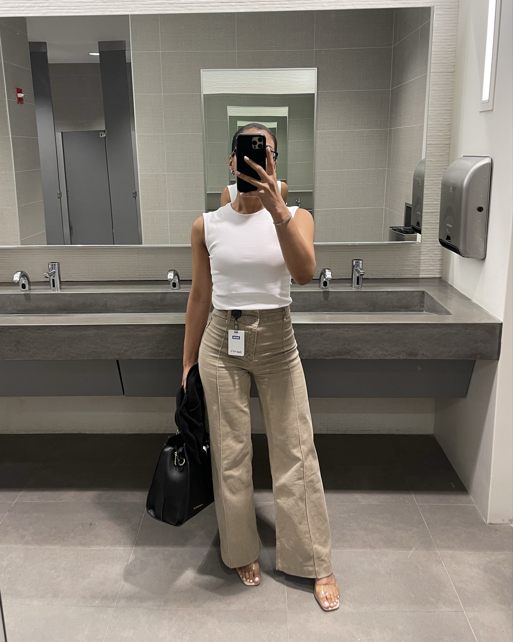 Casual work days 💼 

Pants : https://www.zara.com/share/zw-collection-high-waist-wide-leg-jeans-p09632253.html?v1=484898417&utm_campaign=productShare&utm_medium=mobile_sharing_iOS&utm_source=red_social_movil

#LTKWorkwear #LTKPetite #LTKootd