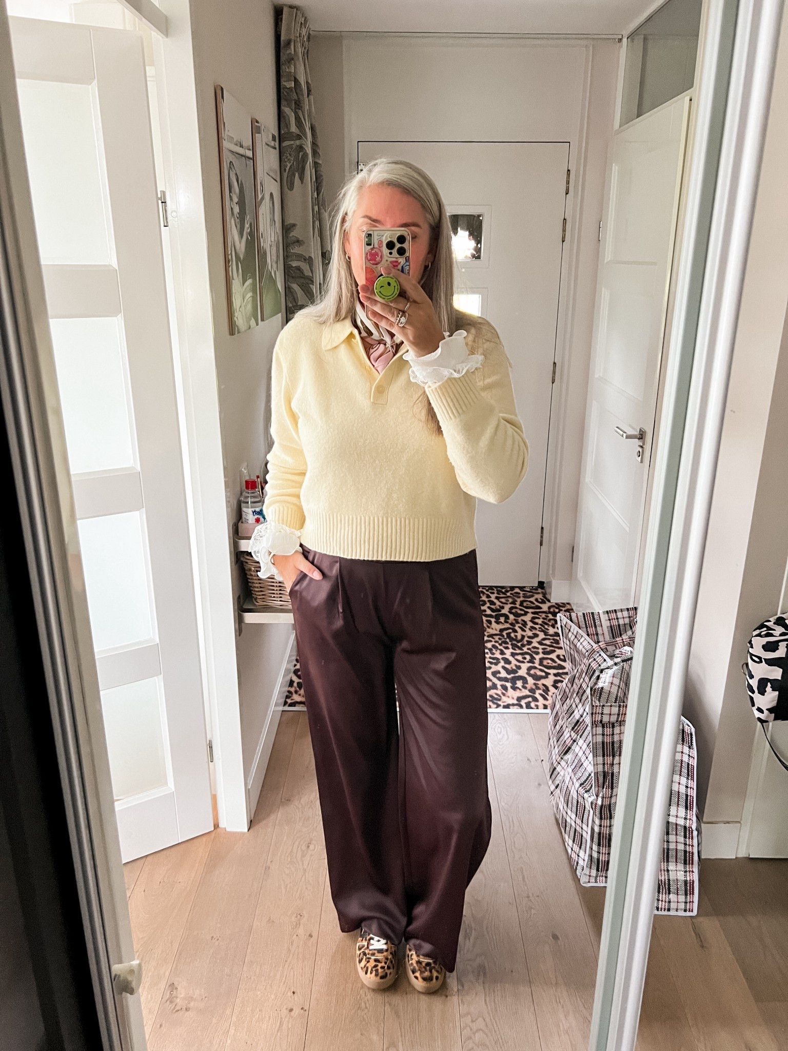 OOTD - Vrijdag. Butter yellow trui (Primark), losse kanten manchetten, bruin satijnen broek (https://most-wanted-nl.mtpc.se/5652566) en luipaard print sneakers. 



#LTKnederlands #LTKstyletip #LTKeurope
