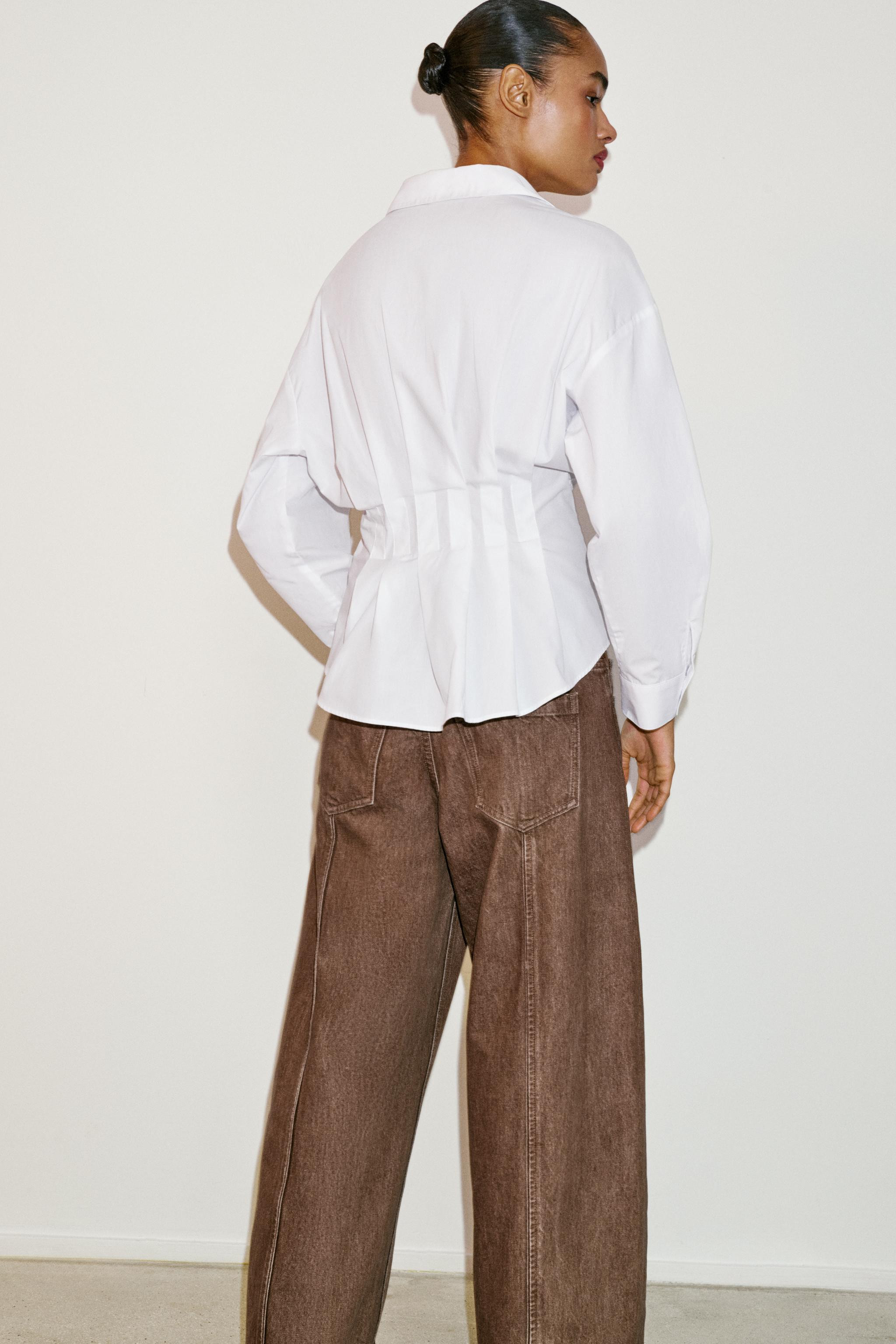 Hemd mit Umlegekragen, V-Ausschnitt und langen Ärmeln. Zierfalten am Bund. Verdeckte Knopfleiste... | Zara DE