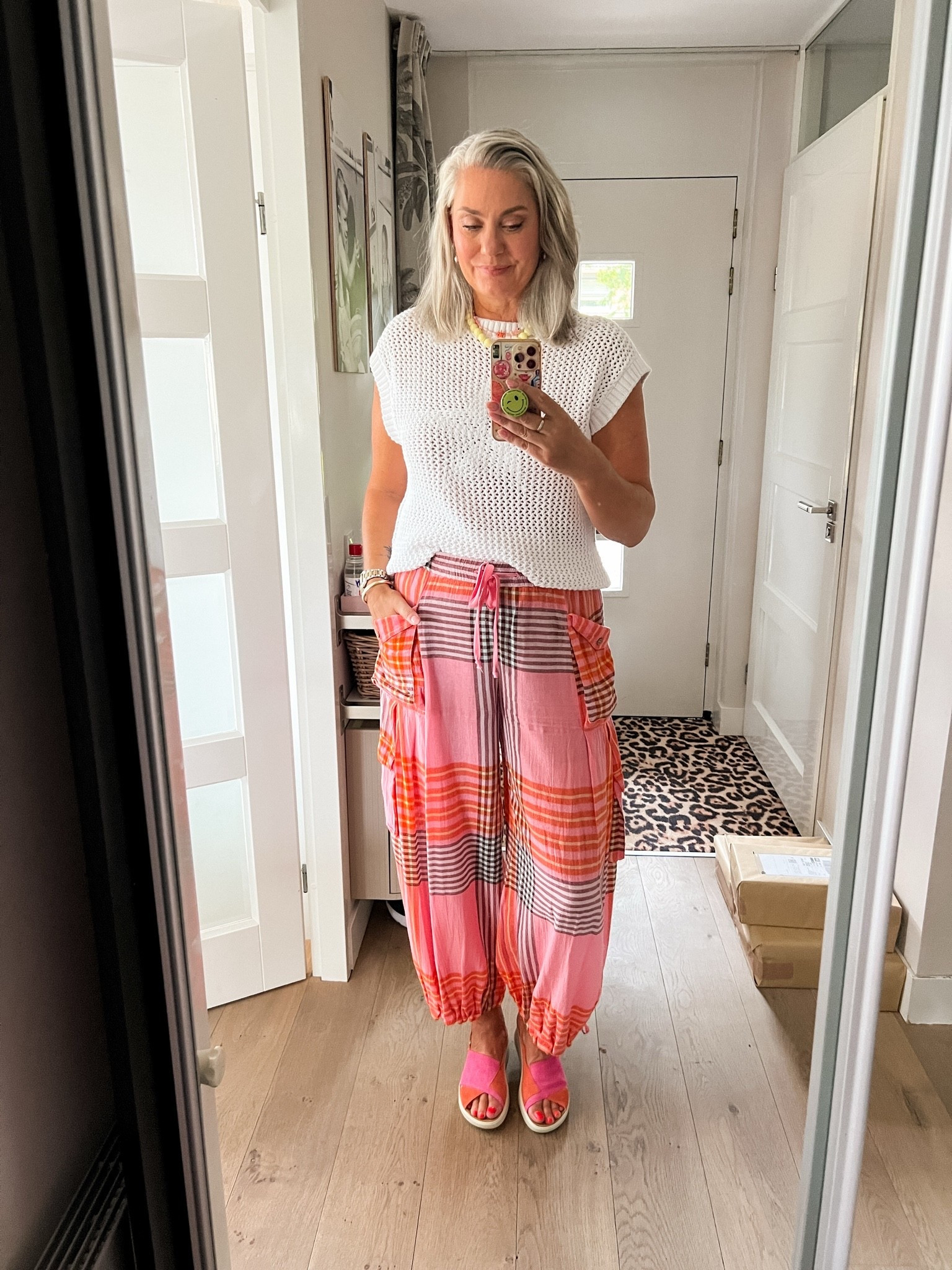 OOTD - Zaterdag. Geruite barrel fit cargo broek van Free People van vorig jaar (L) met daarop een witte, katoenen gehaakte top (40/42). Roze met oranje sandalen van Think!

#LTKnederlands #LTKeurope #LTKsummer