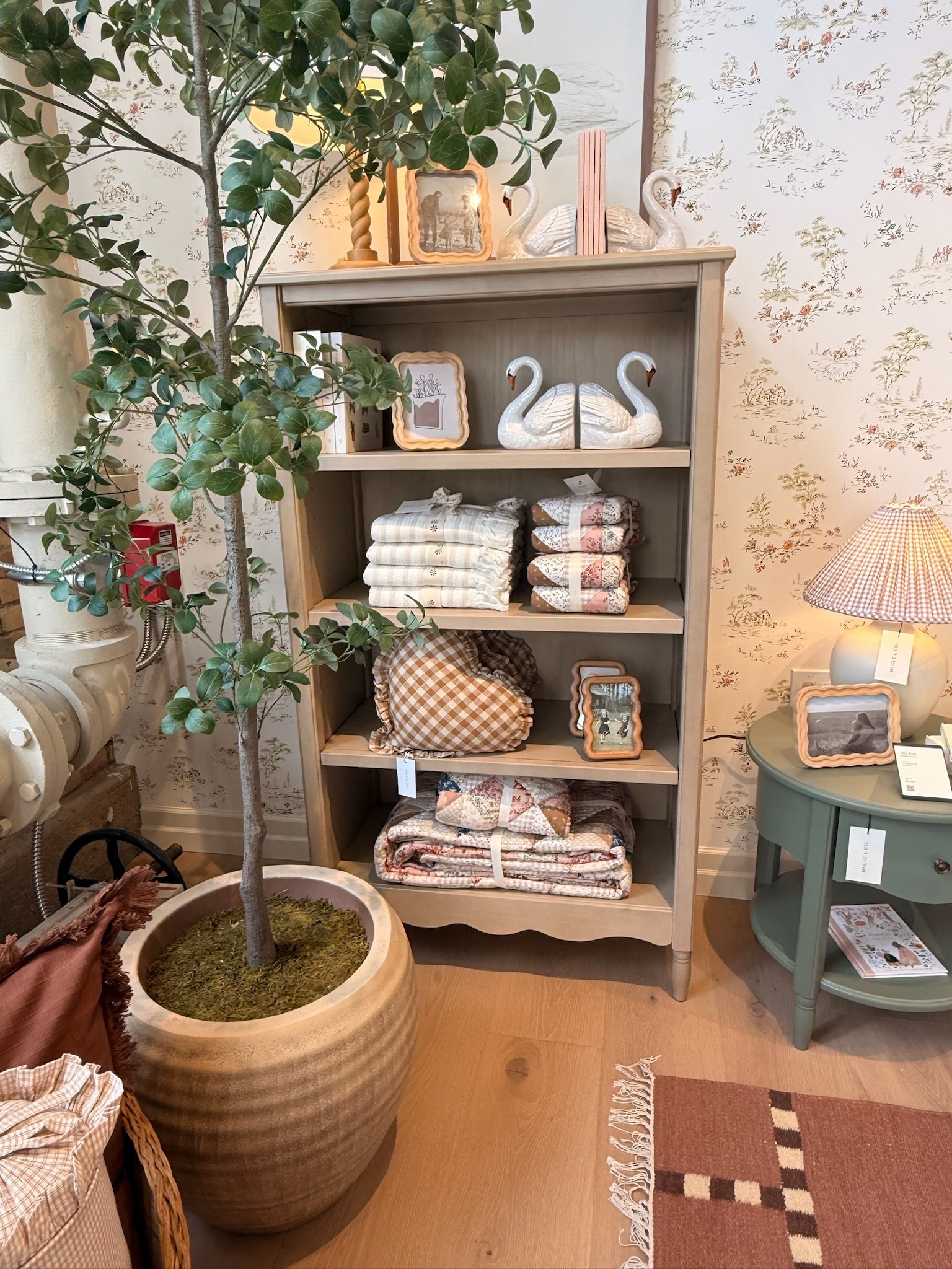 The prettiest lesson in thoughtful layering 🤎 During Emily’s visit to the McGee & Co. House, every shelf revealed another charming detail—from cozy quilts and gingham pillows to sculptural swans and beautifully framed memories.

#McGeeAndCo #McGeeAndCoHouse #BookshelfDecor #ShelfStyling #Bookcase #Quilt #QuiltedBedding #ThrowPillows #GinghamPillow #DecorativePillows #SwanDecor #Bookends #PictureFrames #TableLamp #PleatedLampshade #SideTable #Nightstand #IndoorTree #DecorativePlanter #WovenBasket #AreaRug #Wallpaper #BedroomAccessories #HomeAccessories #HomeDecor #TraditionalDecor #CottageStyle #LayeredInteriors #TimelessInteriors

#LTKHome #LTKvlog #LTKdayinmylife