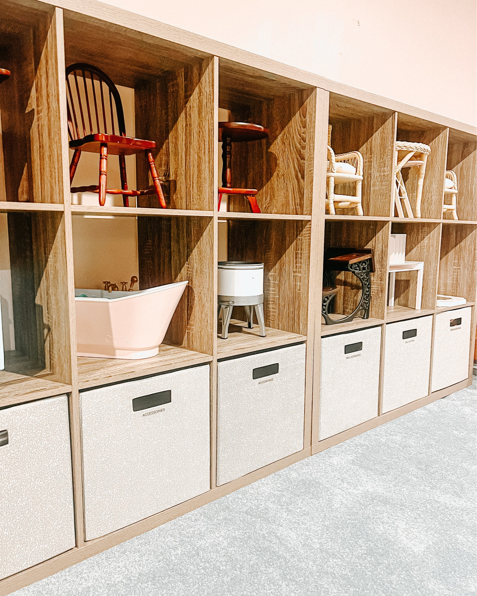 @americangirlbrand playroom? YES PLEASE 🙌🏼. Our younger selves are so jealous of this space!

#organizedbyjm #americangirldoll #playroom #playroomorganization #homeorganization