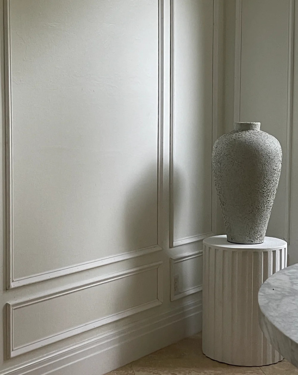 FLUTED PEDESTAL | Off-White Palette