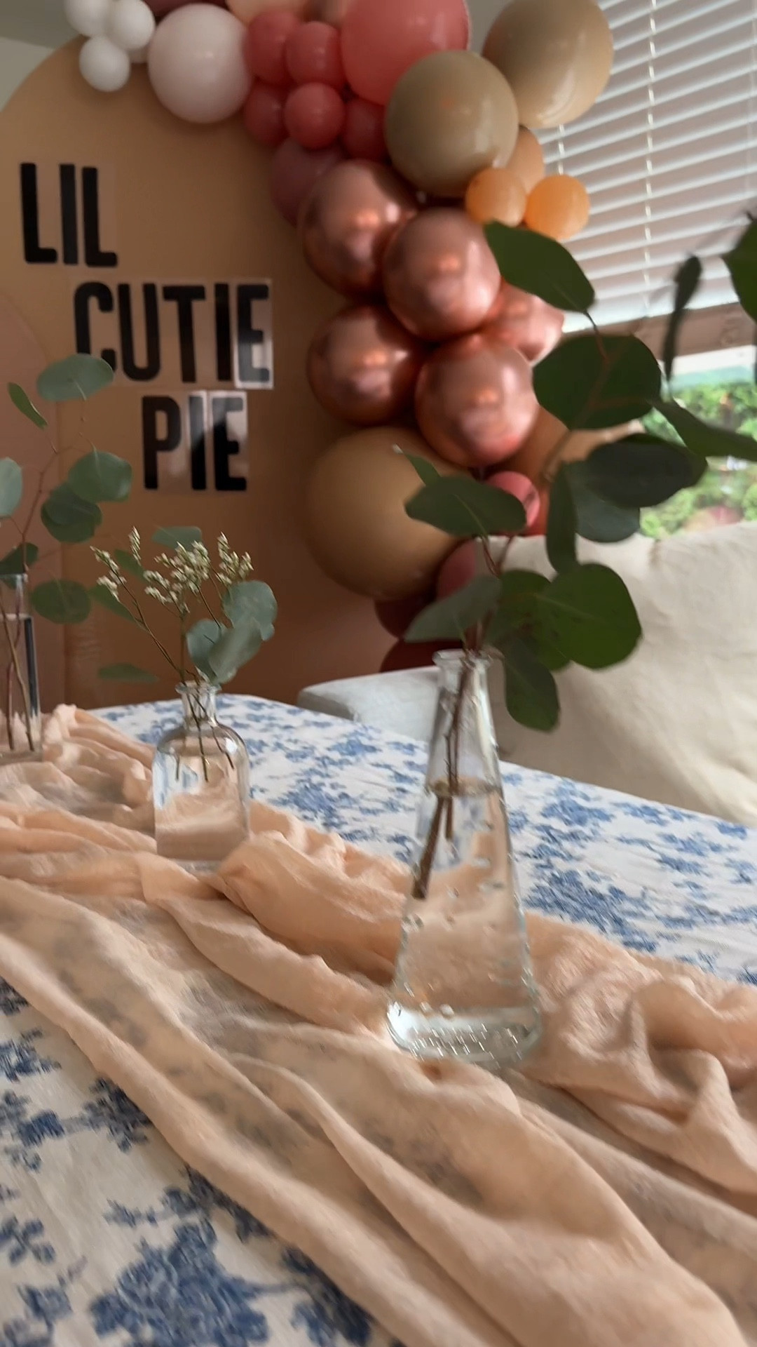 All things to have in your party box! Arches, balloons, table cloth, and more!