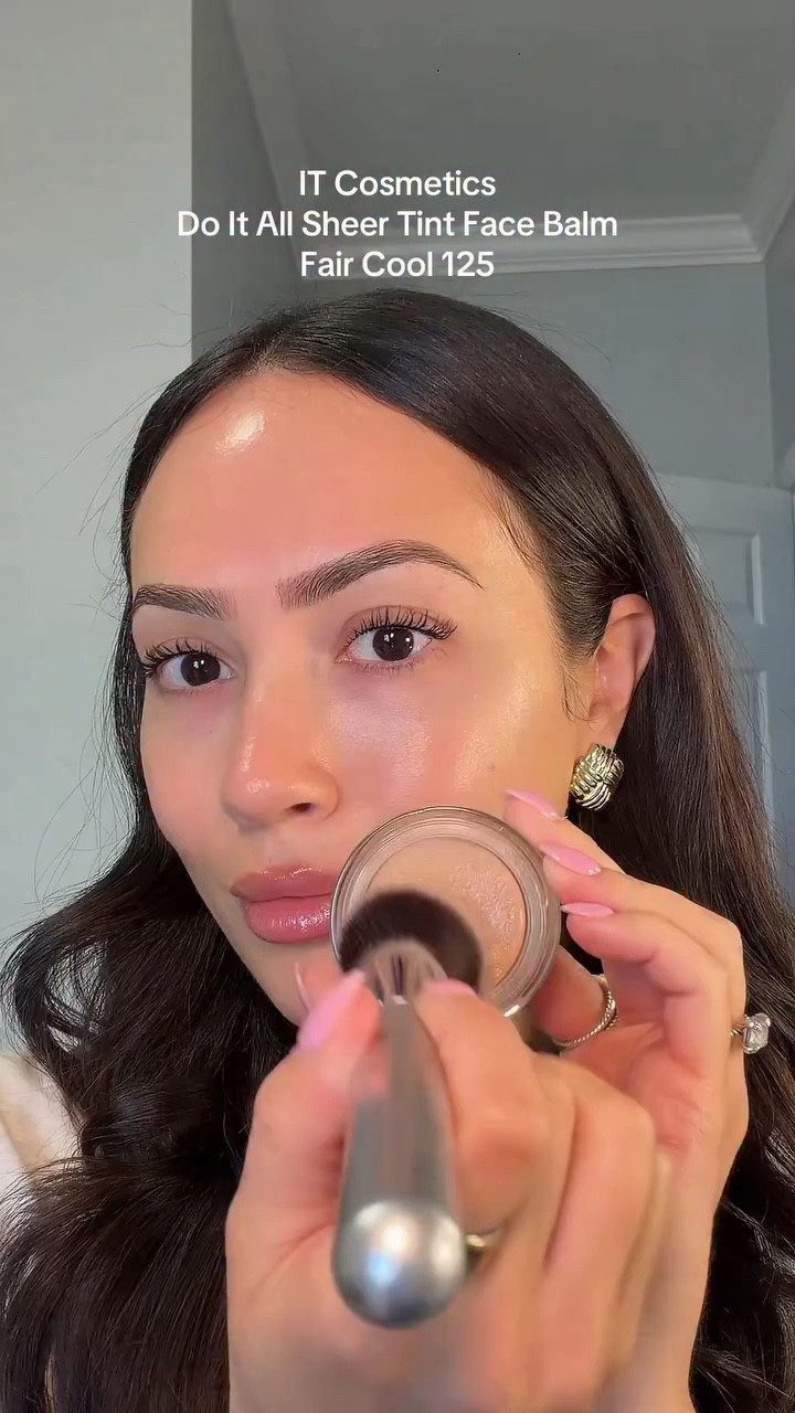 UMM wow. A skin tint that looks & feels like a tint!!! I love this. @itcosmetics #glowymakeup #skintint #itcosmetics #makeupproducts #dewymakeup