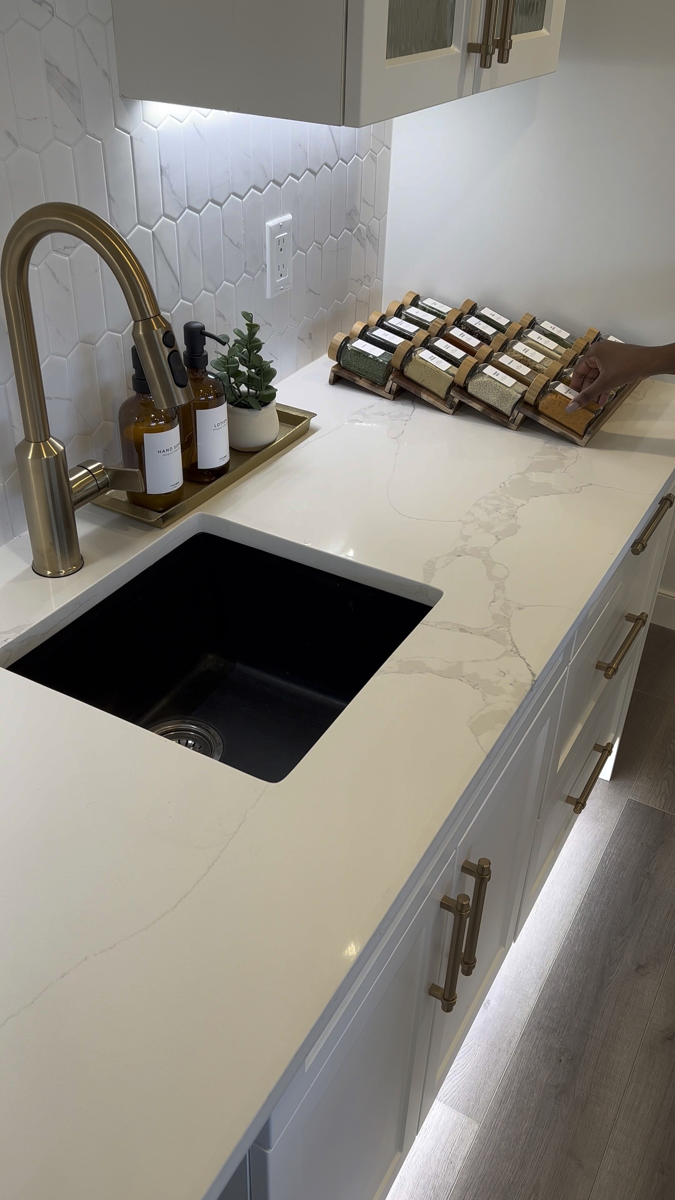 Spice jars! The perfect way to organize your spices and drawers ☺️

Please find all links to my spice jars, drawer organizers, under the sink organizers below! 

#spicejar

#LTKhome #LTKstyletip