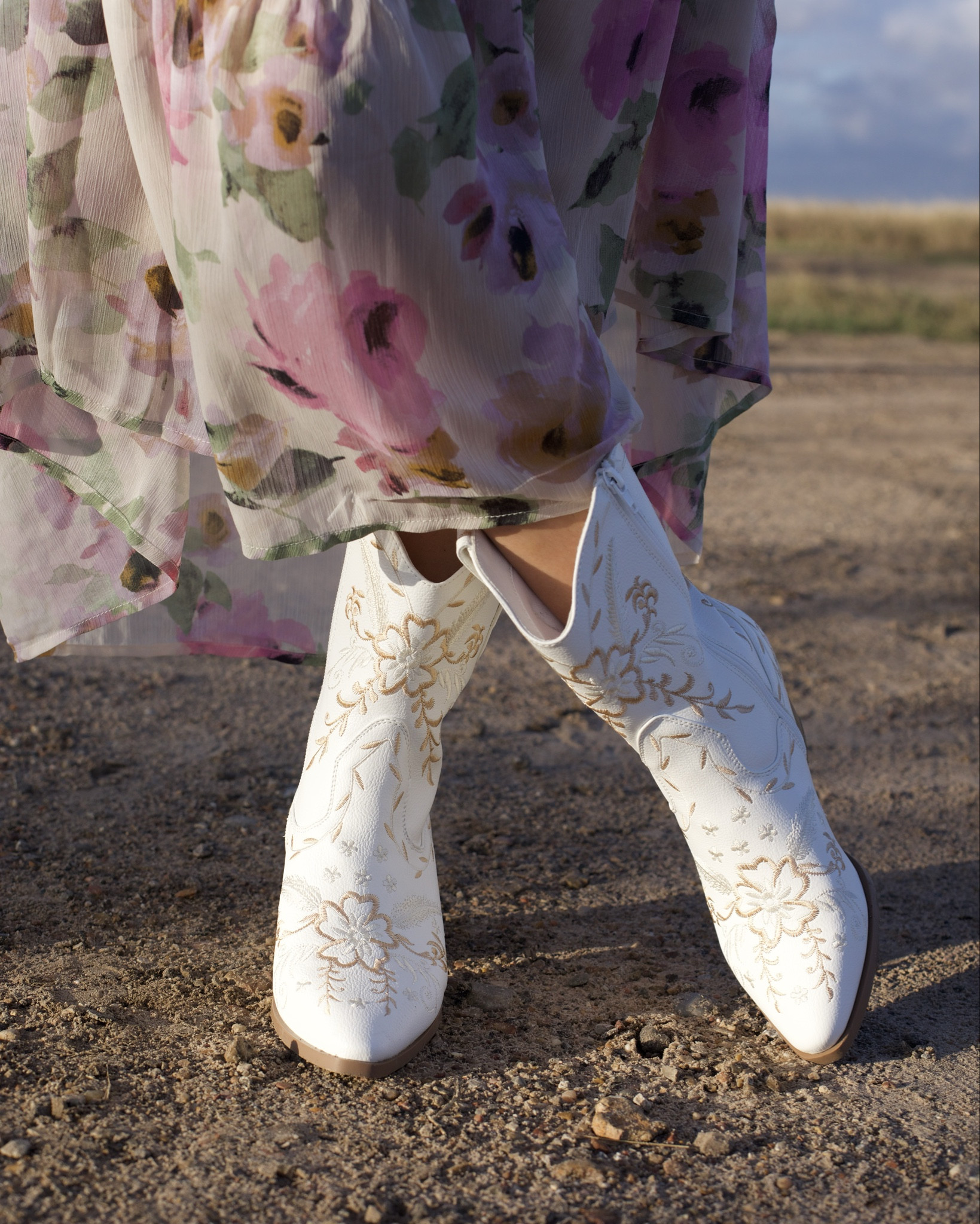Just found these super cute cowboy boots on Amazon! This shirt length is great for us extra petite women 🐓🌾👢