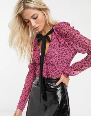 Topshop – Bedruckte Bluse mit Schleife in Rosa | ASOS DE