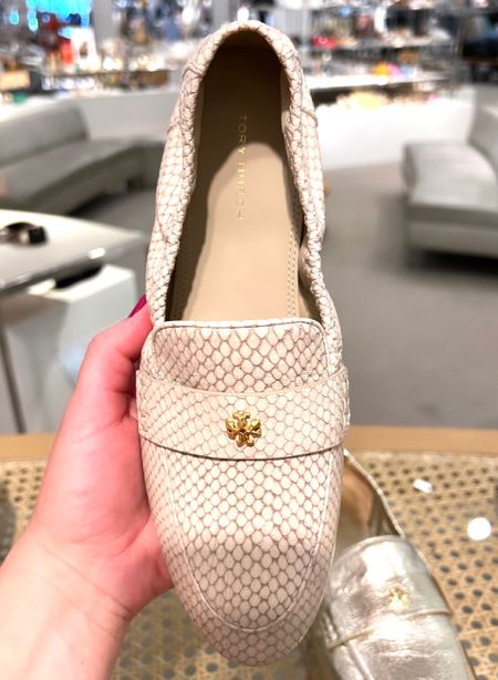 Look at the detail in these Tory Burch ballet loafers. The color is perfect for fall. These will look fabulous with all the neutral colors we’ll be seeing!


#nordstromflats
#fallloafers




#LTKseasonal #LTKshoecrush #LTKstyletip #LTKFind #LTKU #LTKworkwear