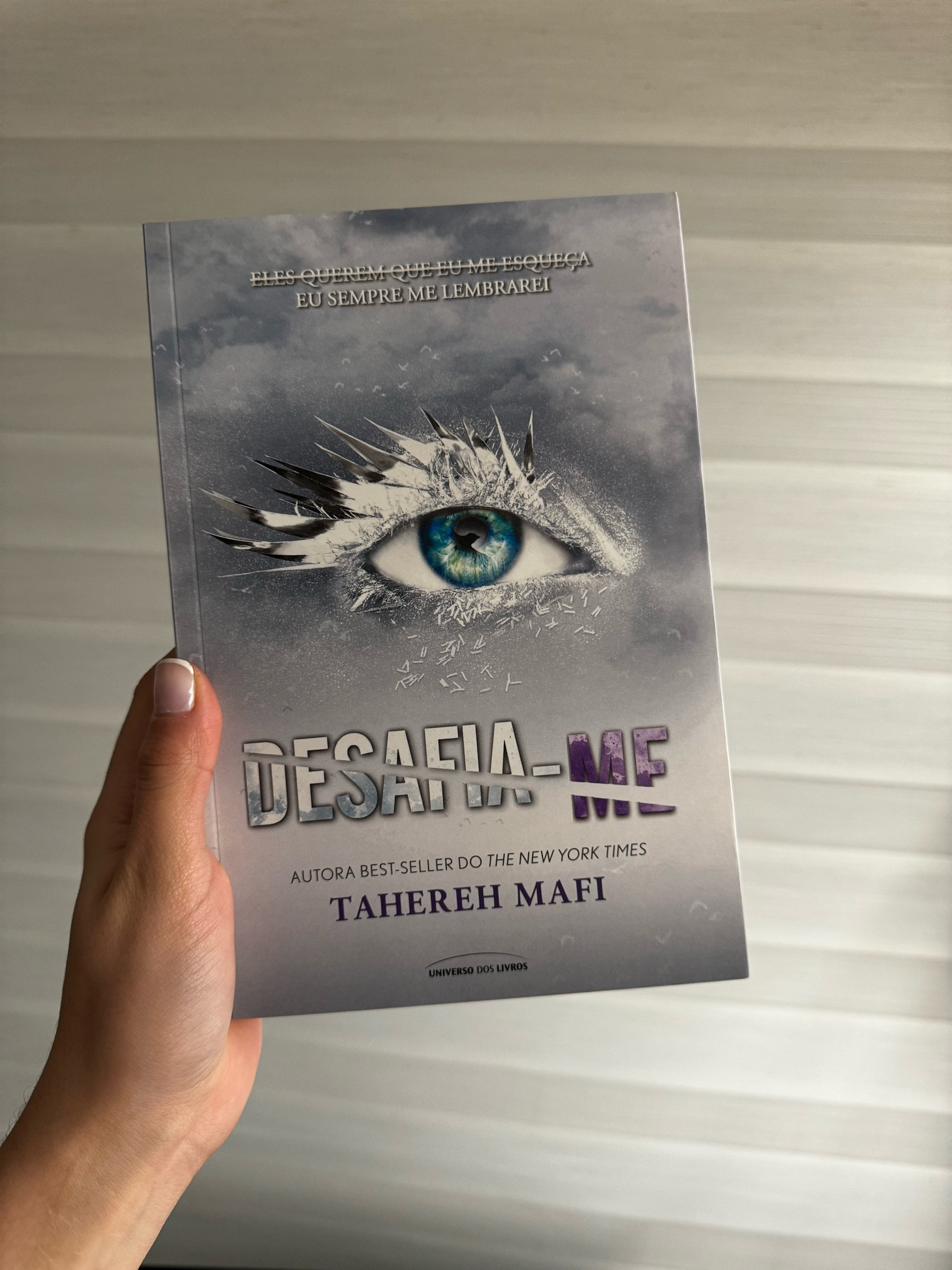 Desafia-me - Tahereh Mafi - 304 páginas 

Avaliação: ⭐️⭐️⭐️⭐️⭐️ 

Mai um livro da série Estilhaça-me, continuação imperdível dessa história envolvente!!! 

SINOPSE 
“O curto mandato de Juliette como comandante suprema da América do Norte foi um desastre total. Quando os filhos dos outros líderes mundiais aparecem à sua porta, tudo o que ela quer é recorrer a Warner para obter apoio e orientação. Mas ele parte seu coração ao revelar que está mantendo segredos sobre a família e a identidade dela – segredos esses que mudam tudo. 
Em Desafia-me, Juliette descobre que nada em seu mundo é o que parece. Ela achava que tinha derrotado o Restabelecimento, que finalmente assumiria o controle de sua vida, de seu poder, de sua dor. Mas ver uma vida inteira de mentiras se desfazendo diante de si muda tudo. 
Agora, Juliette deve lutar pela vida e pelo amor, mas primeiro terá de sobreviver à guerra sendo travada contra a sua mente: ela terá de lembrar quem ela mesma era.”

#LTKover50style #LTKgiftguide #LTKstyletip