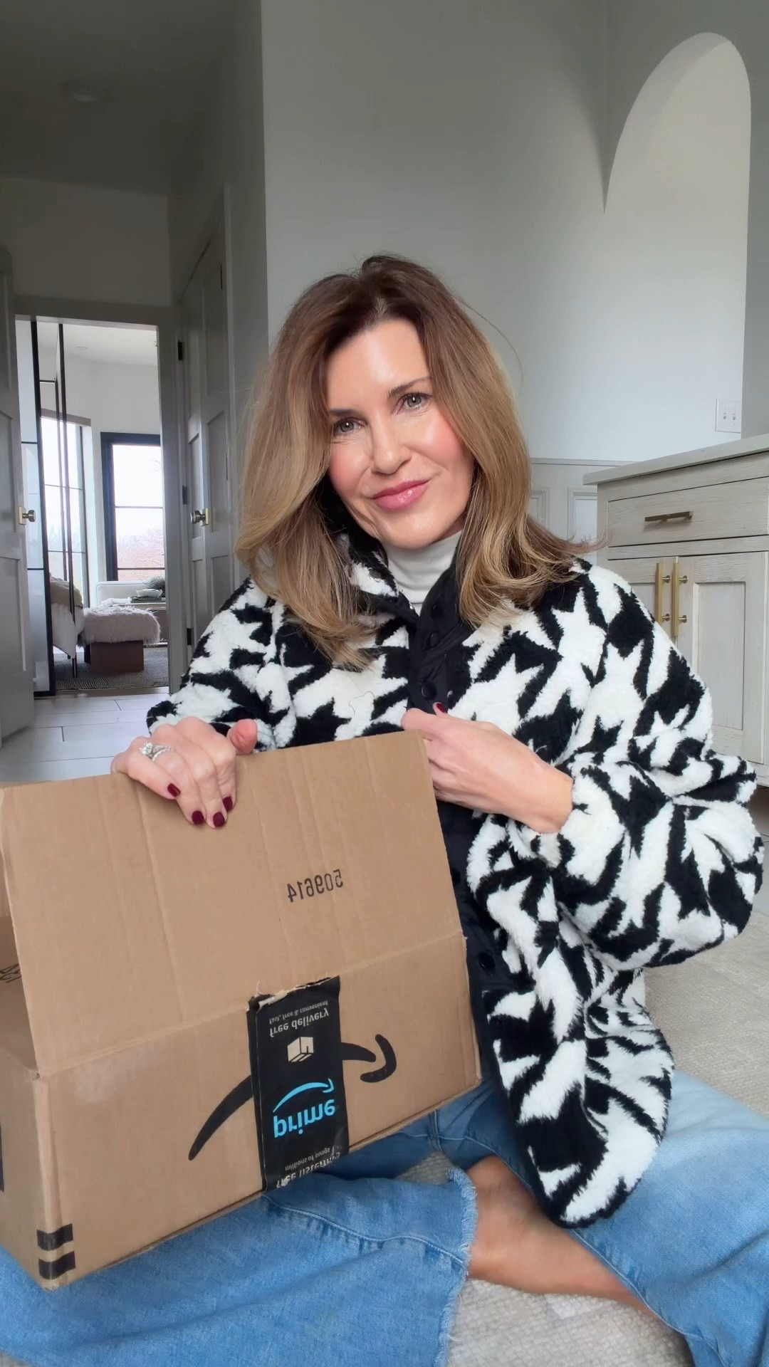 Love this houndstooth jacket! Wearing a size medium. Recommend sizing up 