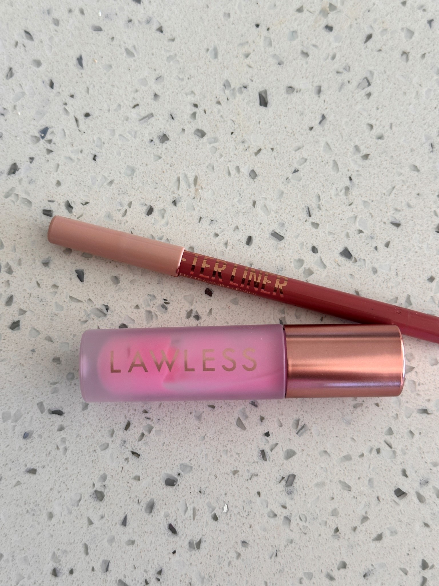 Liner in 06 line leader
Gloss in daisy pink 