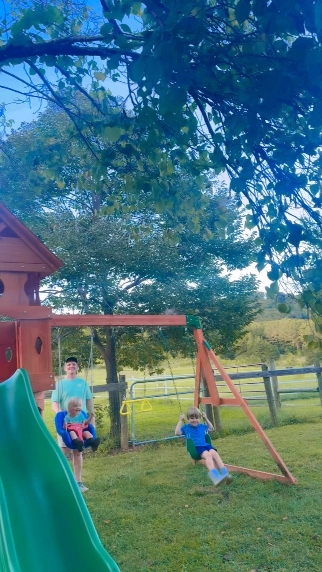 And then out playing until sunset with these cuties 👶🏼 (and allll their chickens 🐓 haha)!!! 🌅